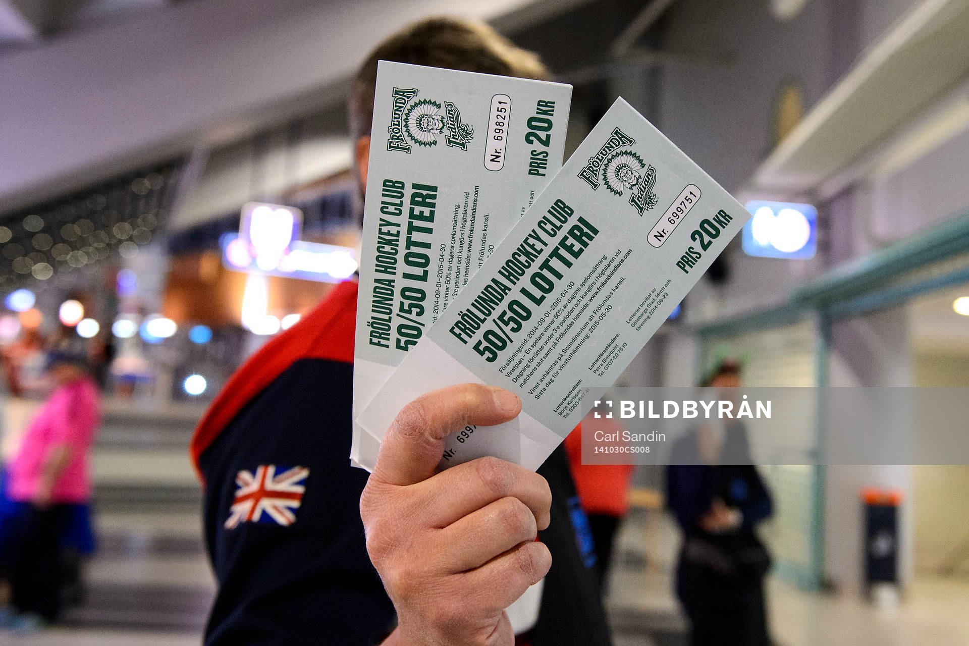 50/50-lotter till försäljning innan hockeymatchen i SHL