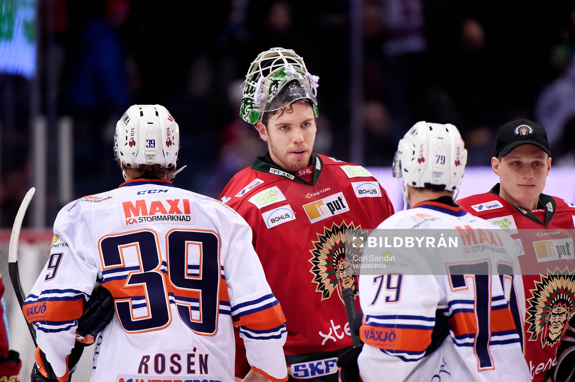 Frölundas målvakt Linus Fernström tackar Växjös spelare