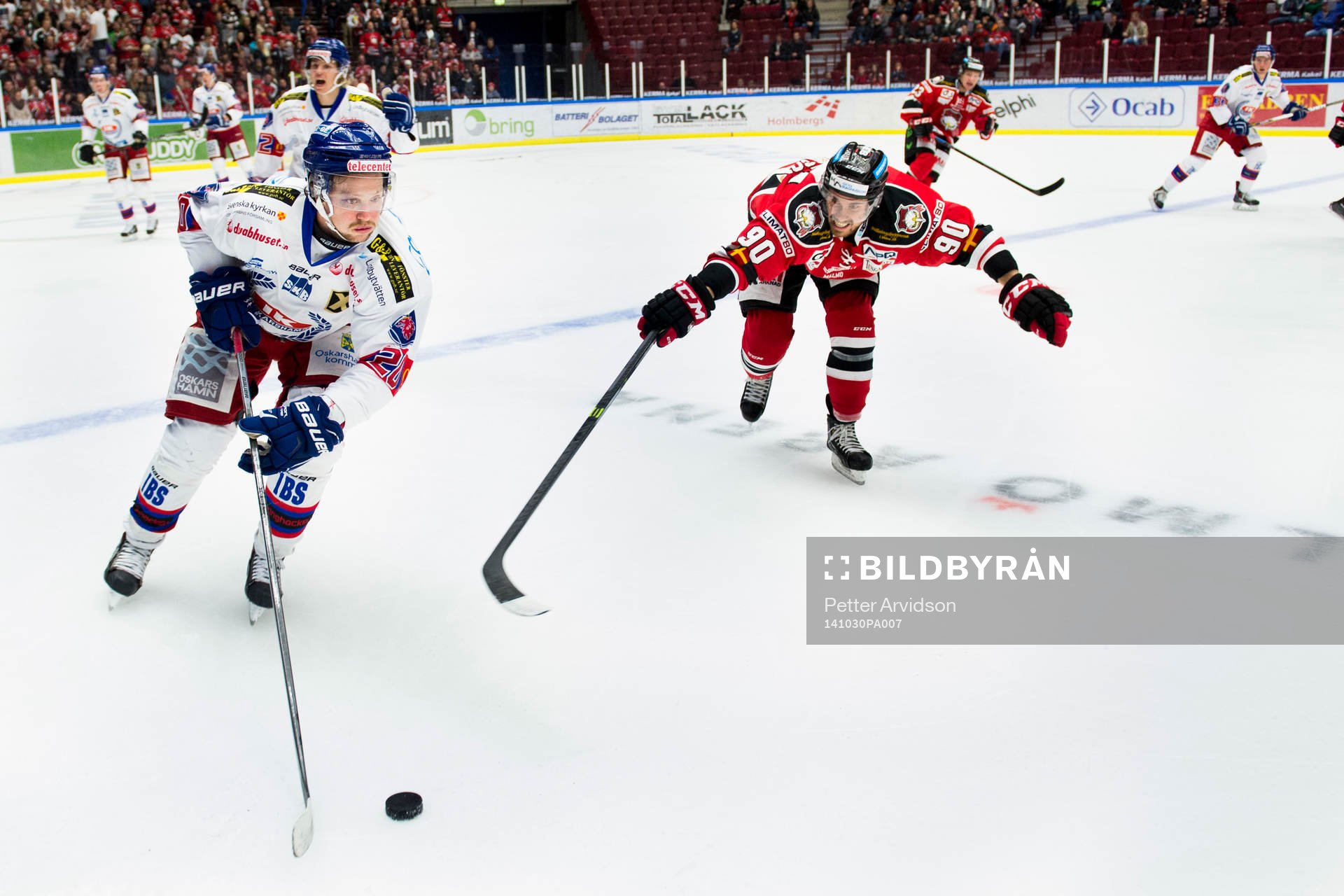 Malmö Redhawks Mattias Persson försöker ta pucken från