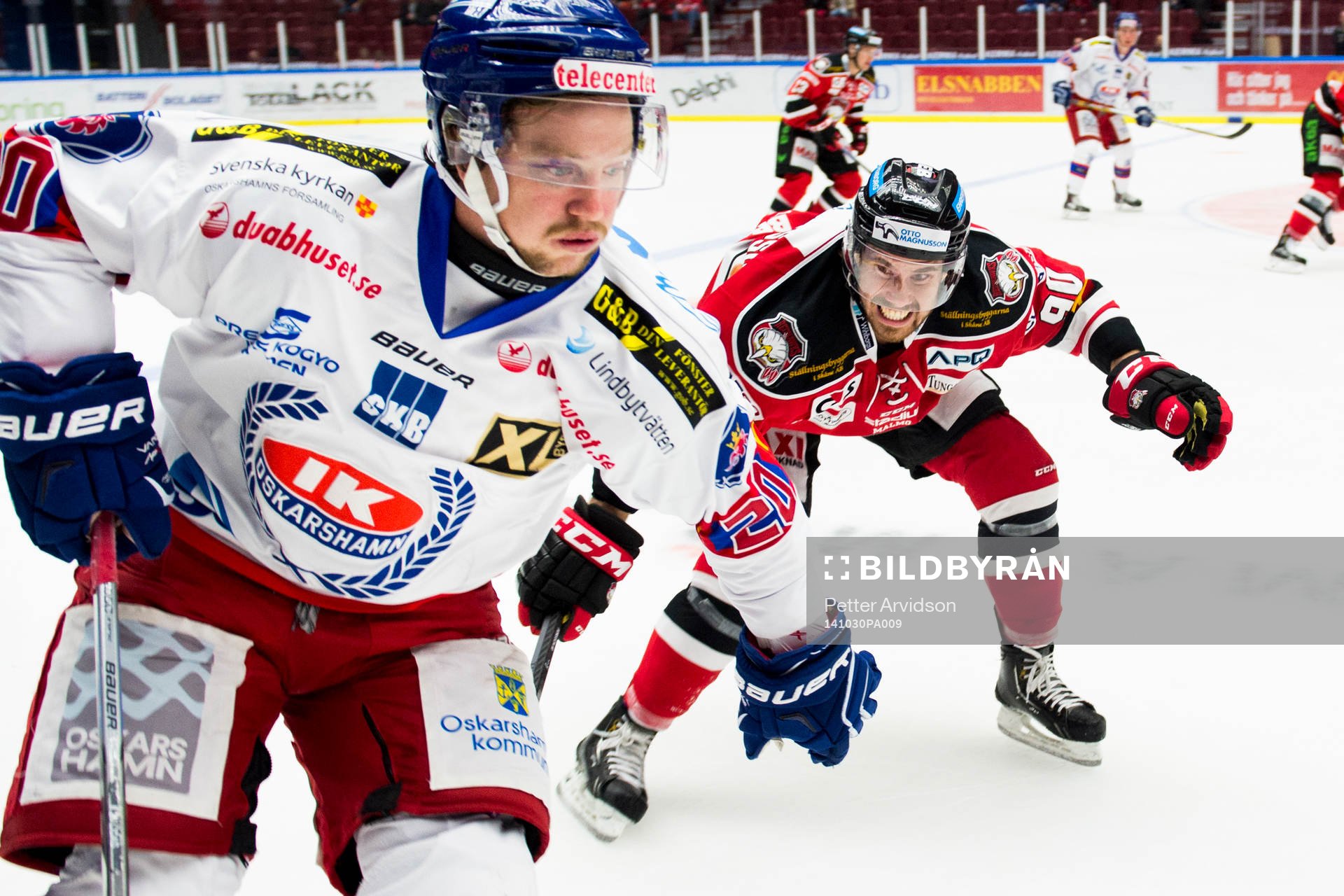 Malmö Redhawks Mattias Persson försöker ta pucken från