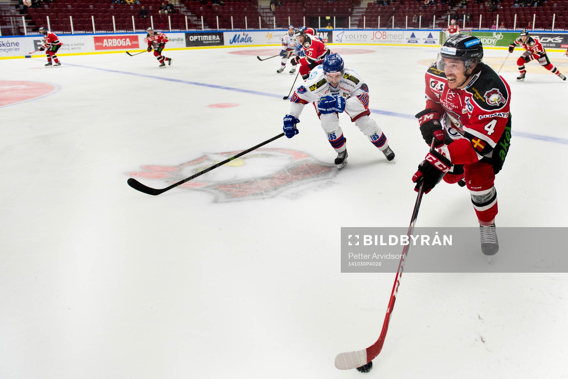 Malmö Redhawks Nils Bergström driver upp pucken