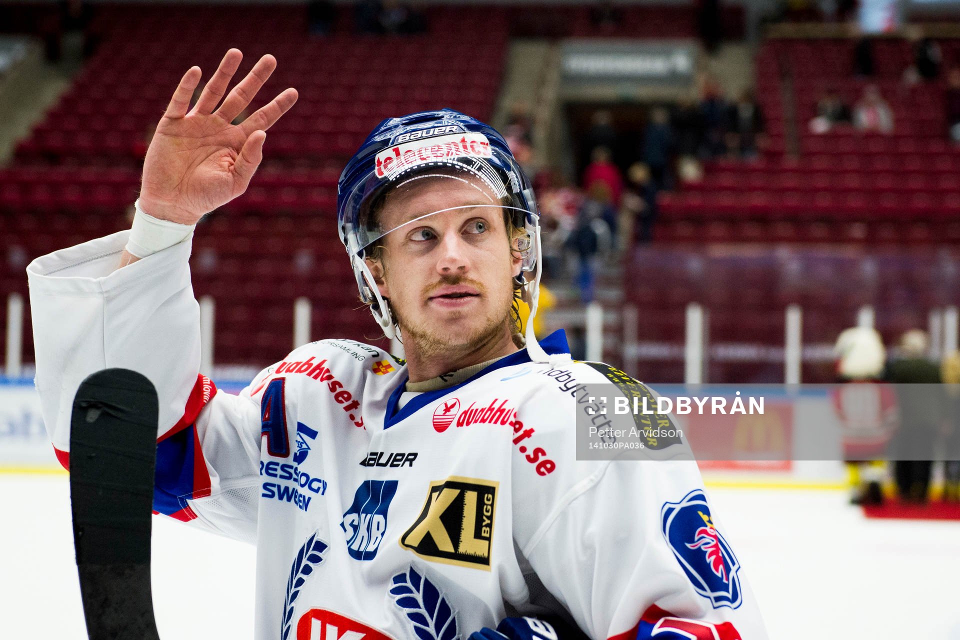 Oskarshamns Victor Svensson vinkar till publiken