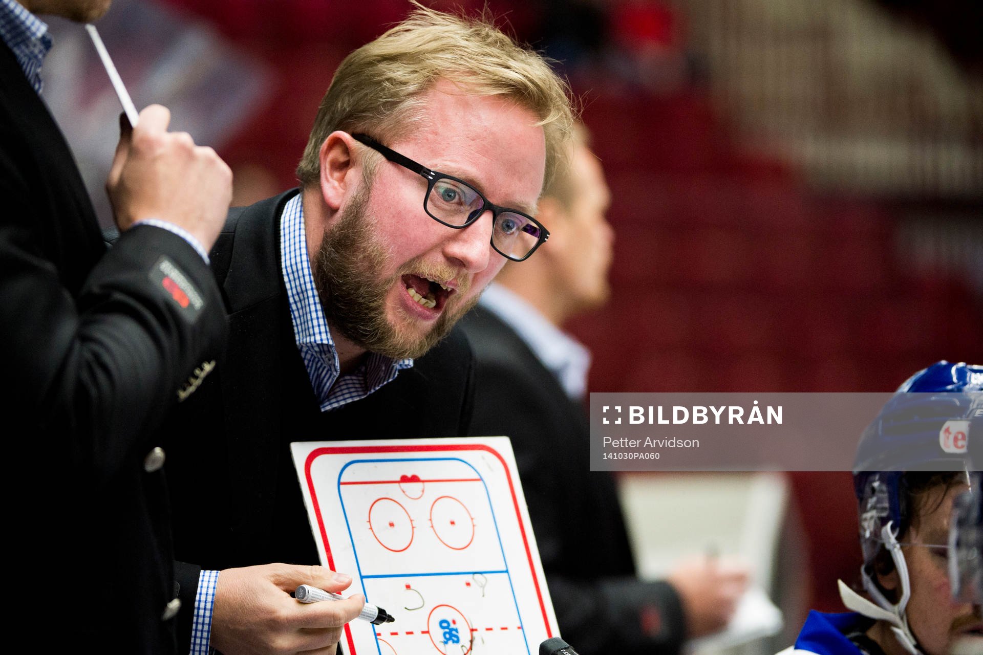 Oskarshamns tränare Fredrik Söderström med en taktiktavla