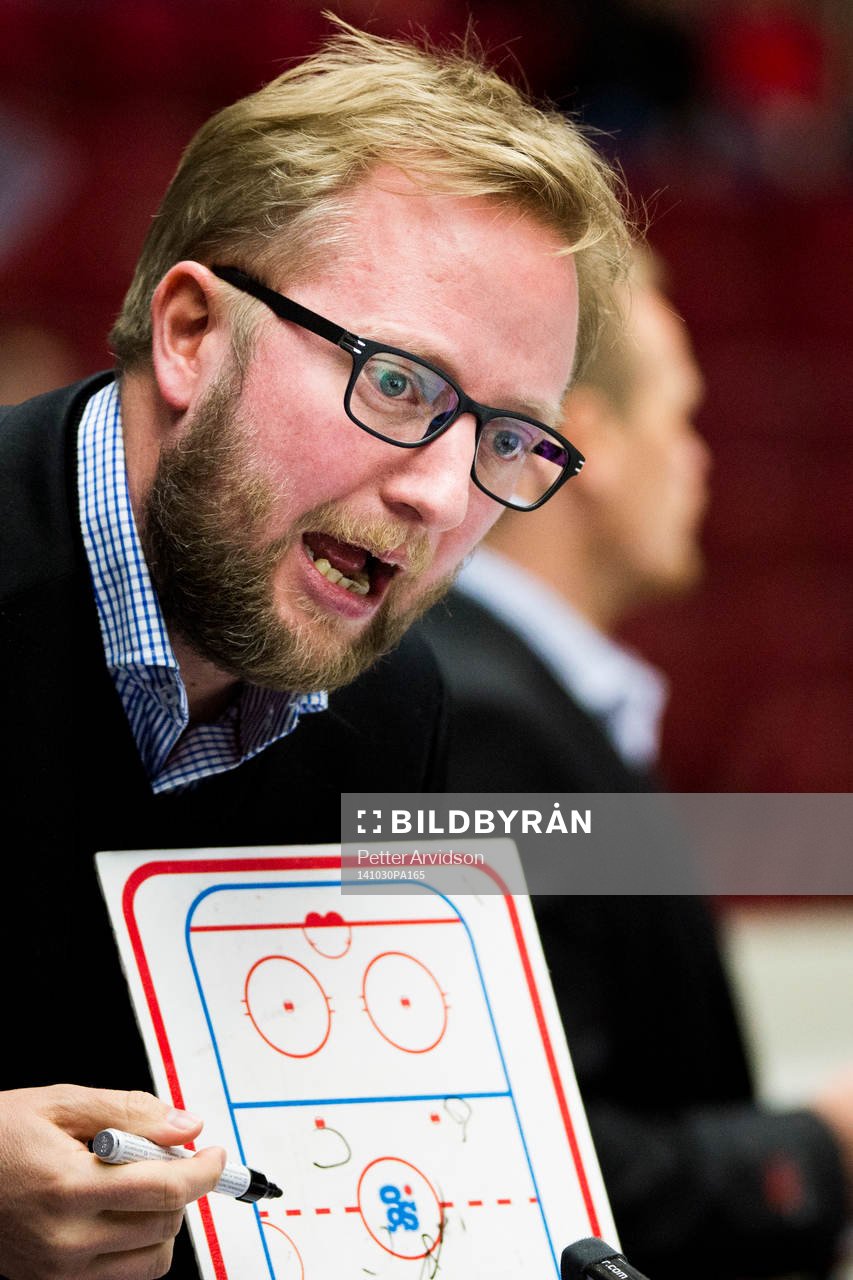 Oskarshamns tränare Fredrik Söderström med en taktiktavla