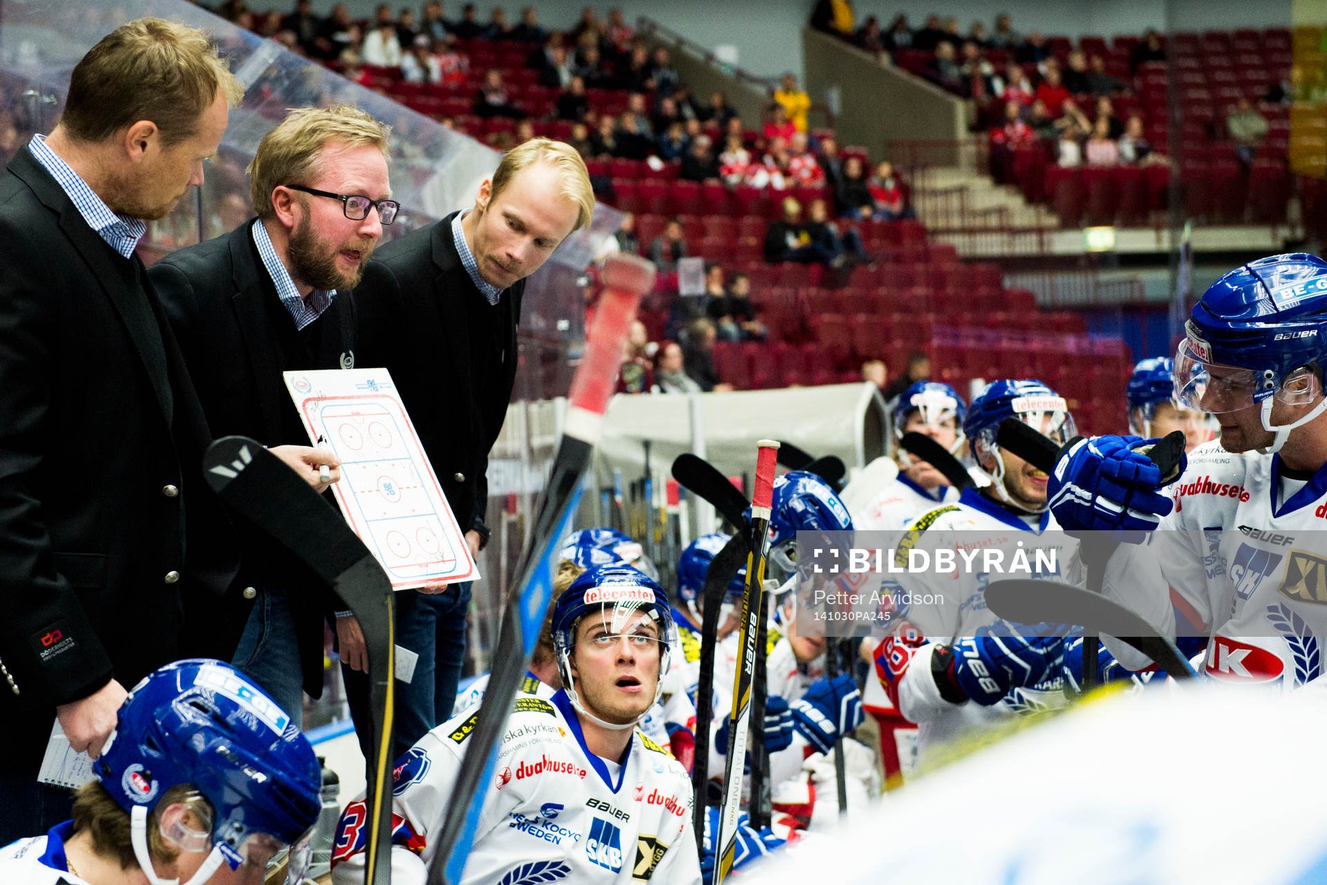 Oskarshamns tränare Fredrik Söderström med en taktiktavla