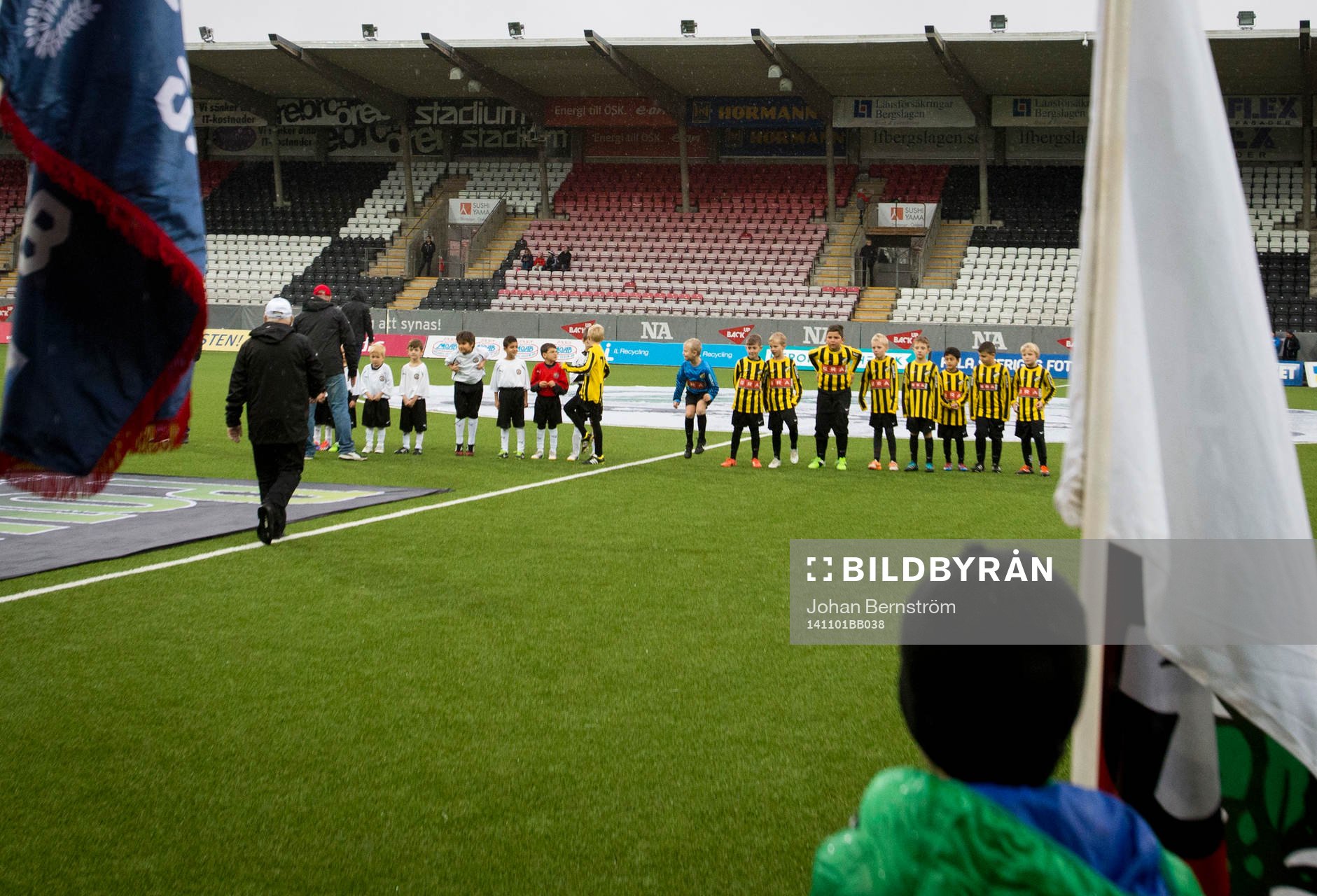 Juniorer iklädda matchtröjor övar