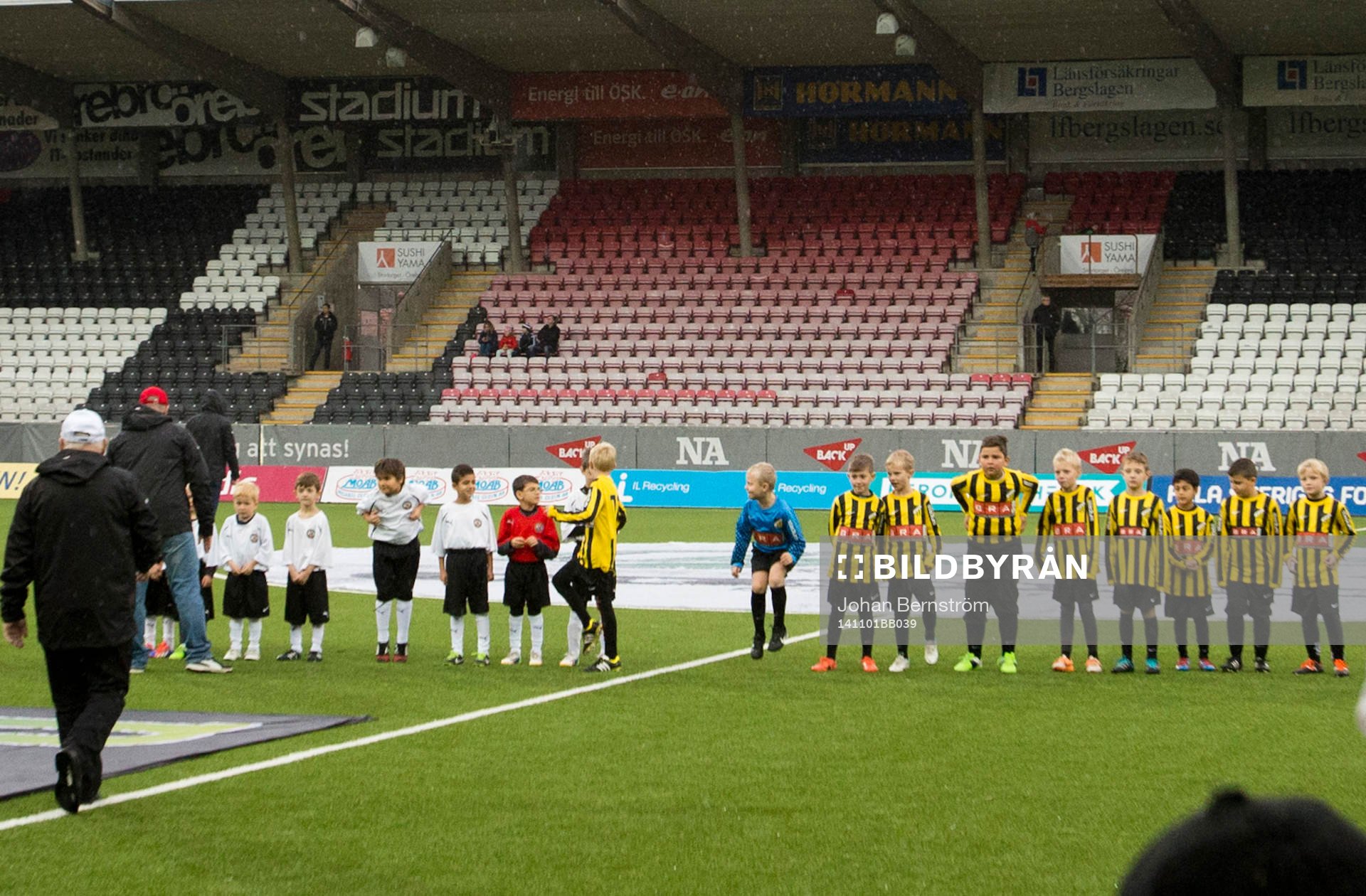 Juniorer iklädda matchtröjor övar