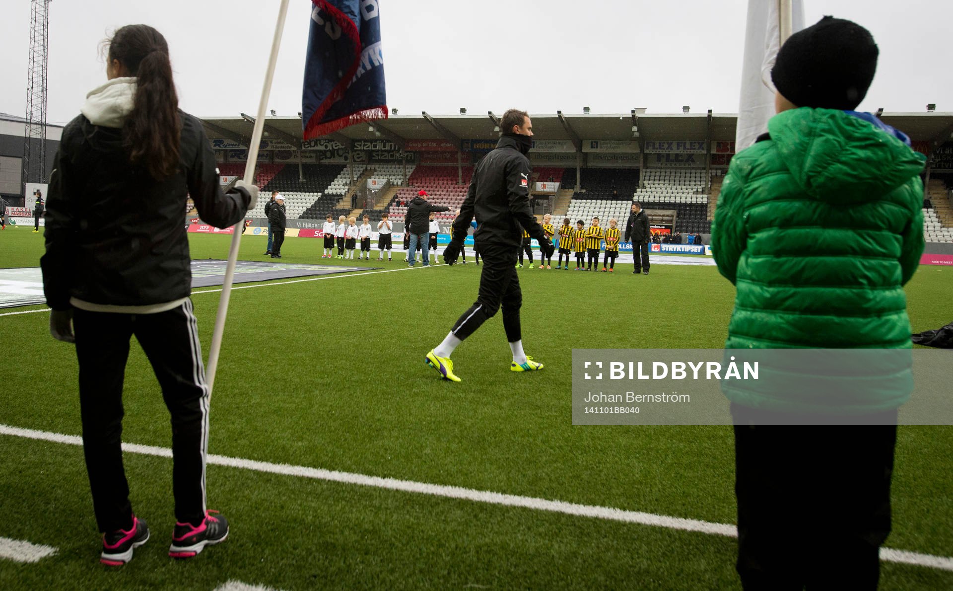 Juniorer iklädda matchtröjor övar
