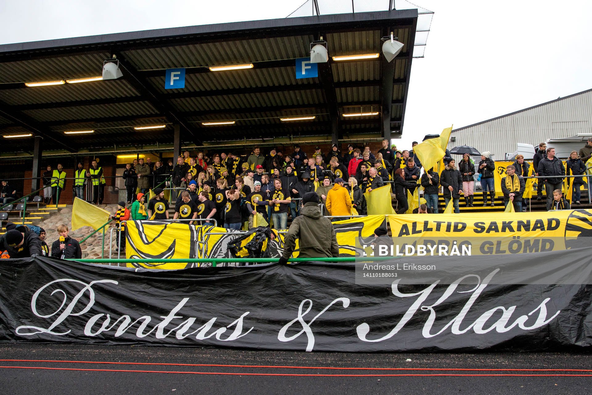 Publiken sätter upp banderoller för Pontus Segerström