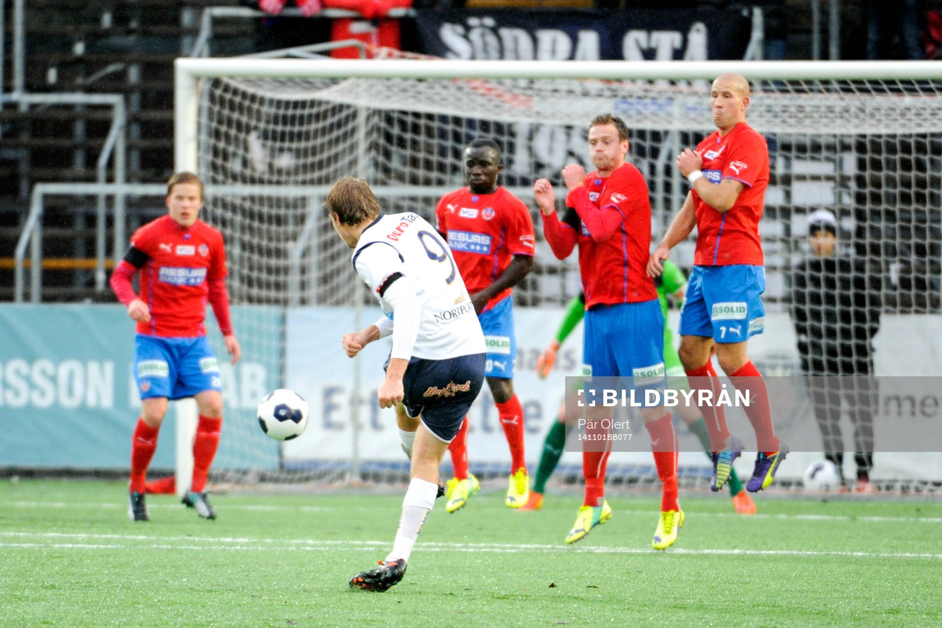 Gefles Johan Oremo gör 1-1 på frispark