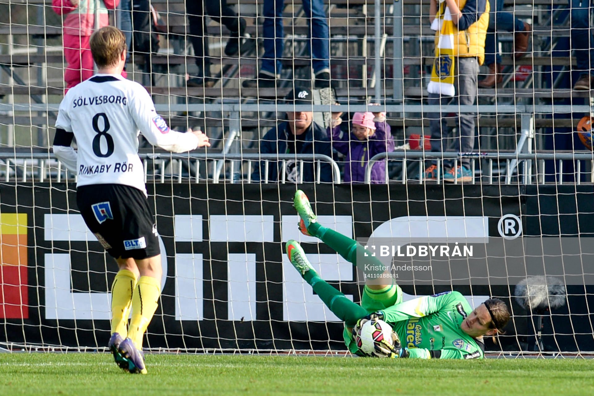Falkenbergs målvakt Otto Martler räddar en nick från