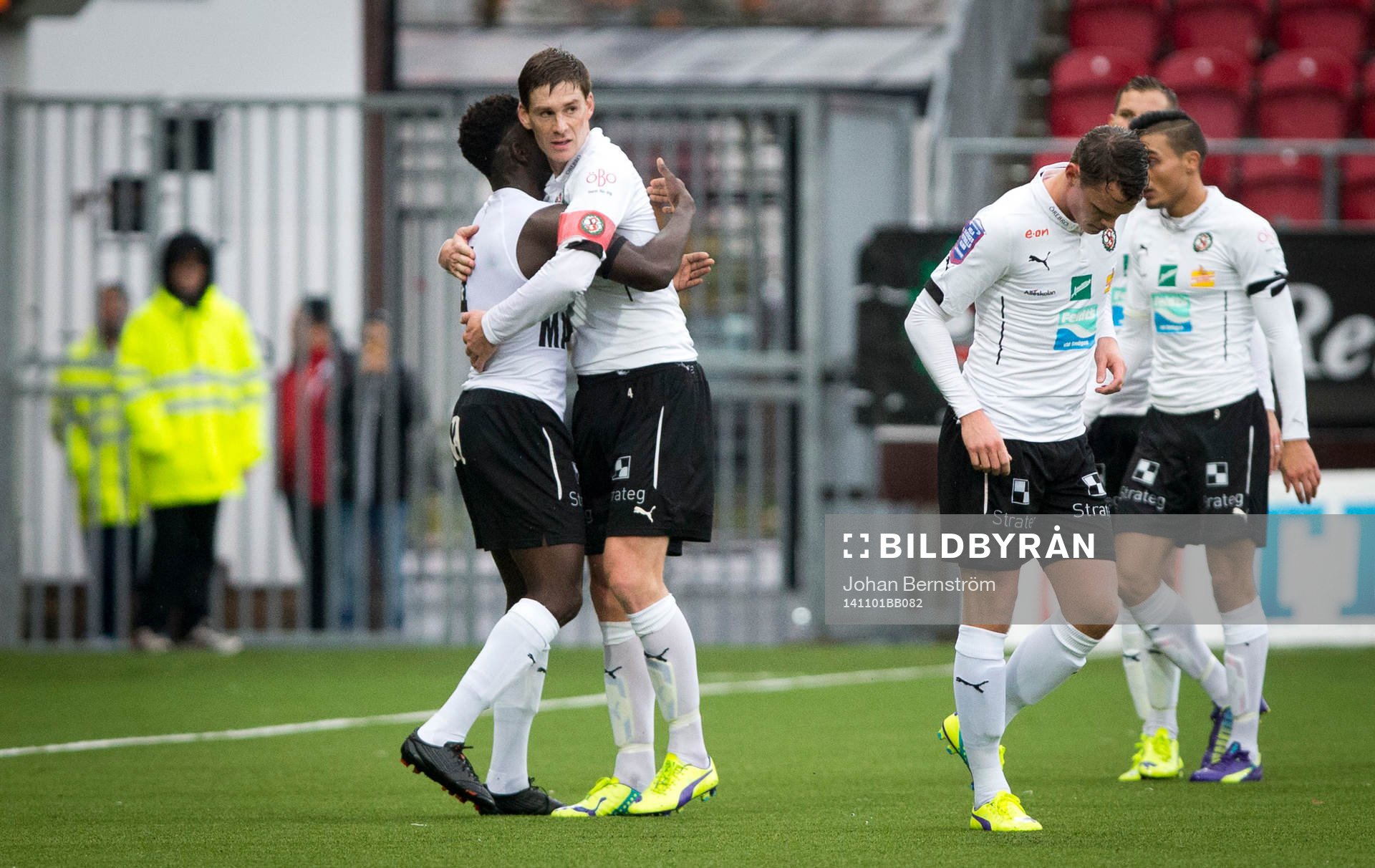 Örebros Alhassan Kamara gör 1-0 och jublar med Magnus
