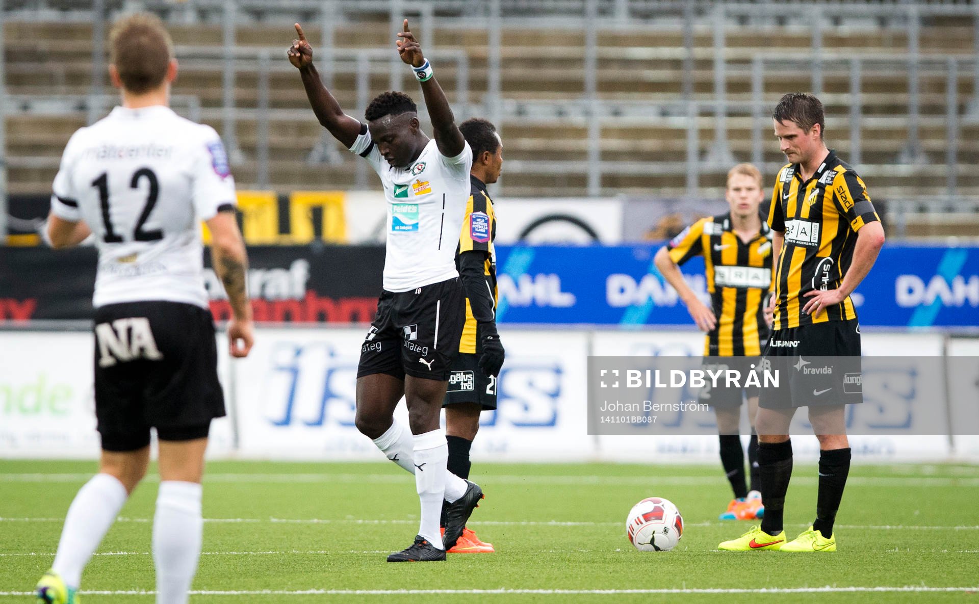Örebros Alhassan Kamara gör 2-0 och jublar