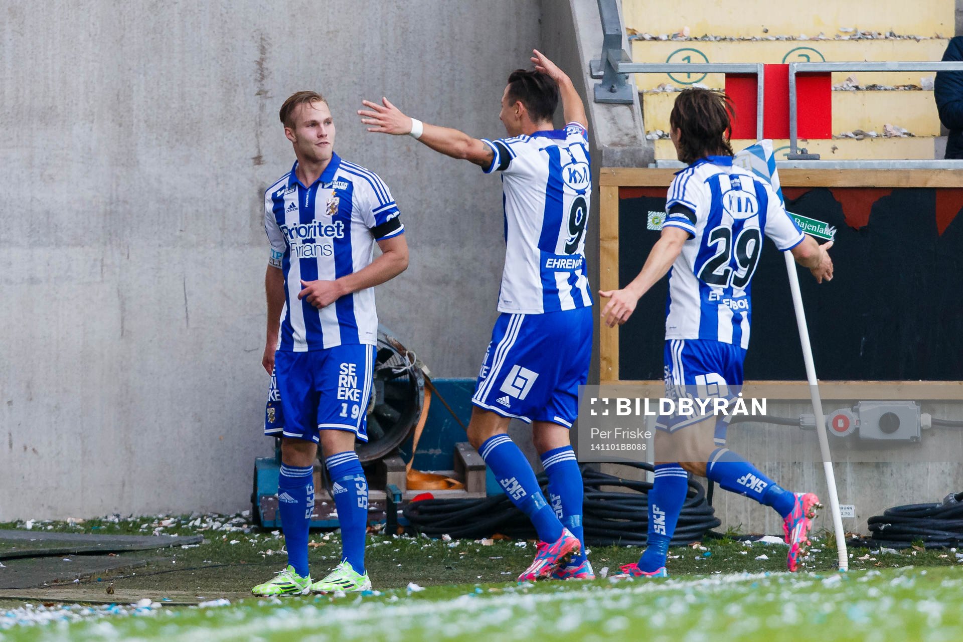 IFK Göteborgs Gustav Engvall (v) gratuleras av Martin