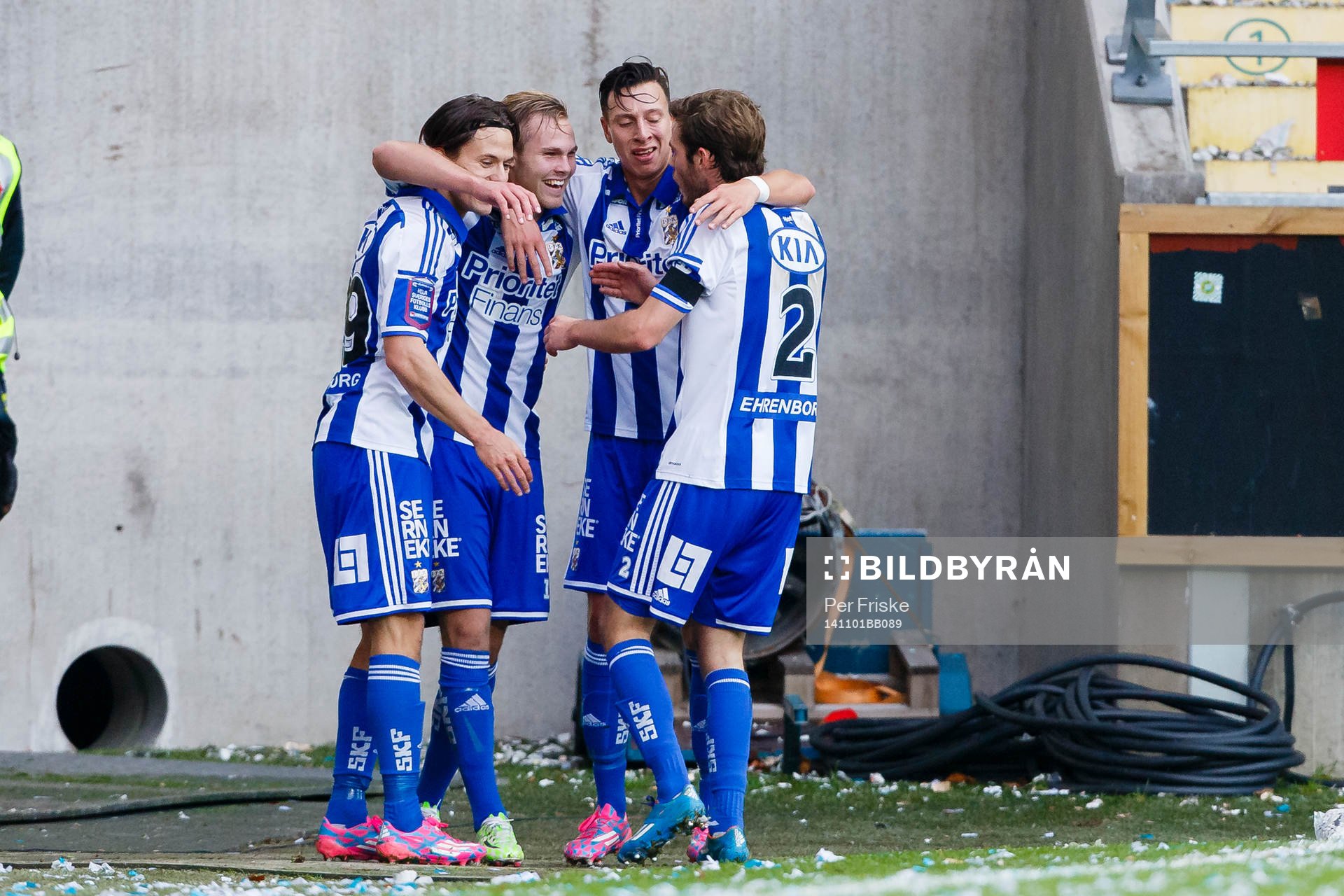 IFK Göteborgs Gustav Engvall  gratuleras av Lasse Vibe,