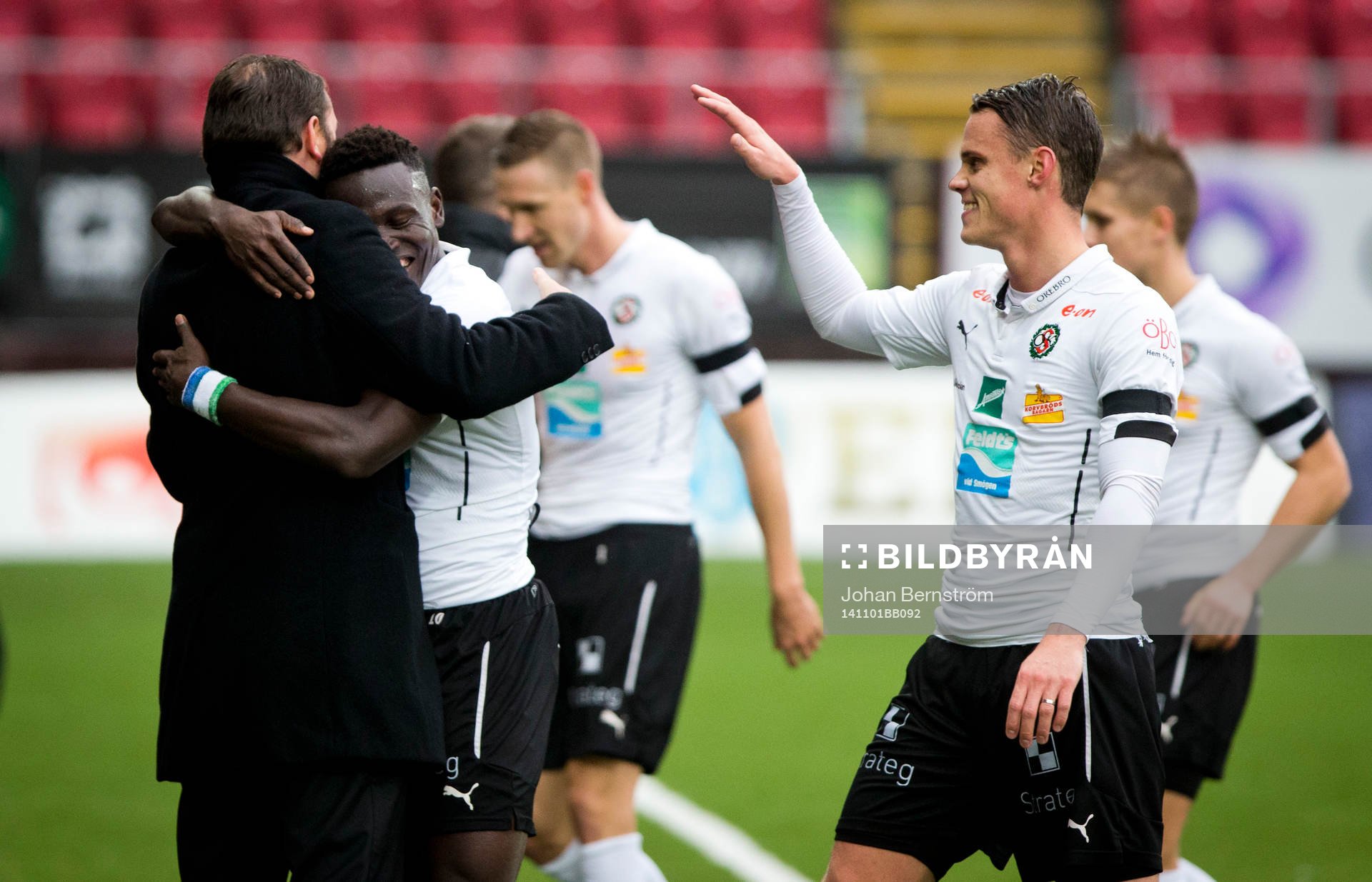 Örebros Alhassan Kamara gör 3-0 och jublar med tränare