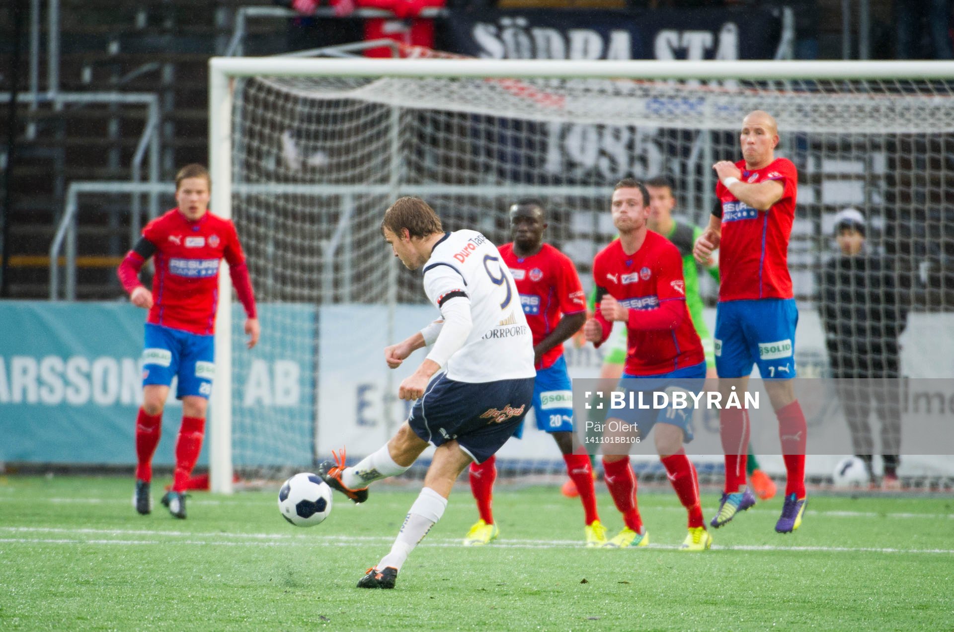 Gefles Johan Oremo skjuter 1-1 målet på frispark