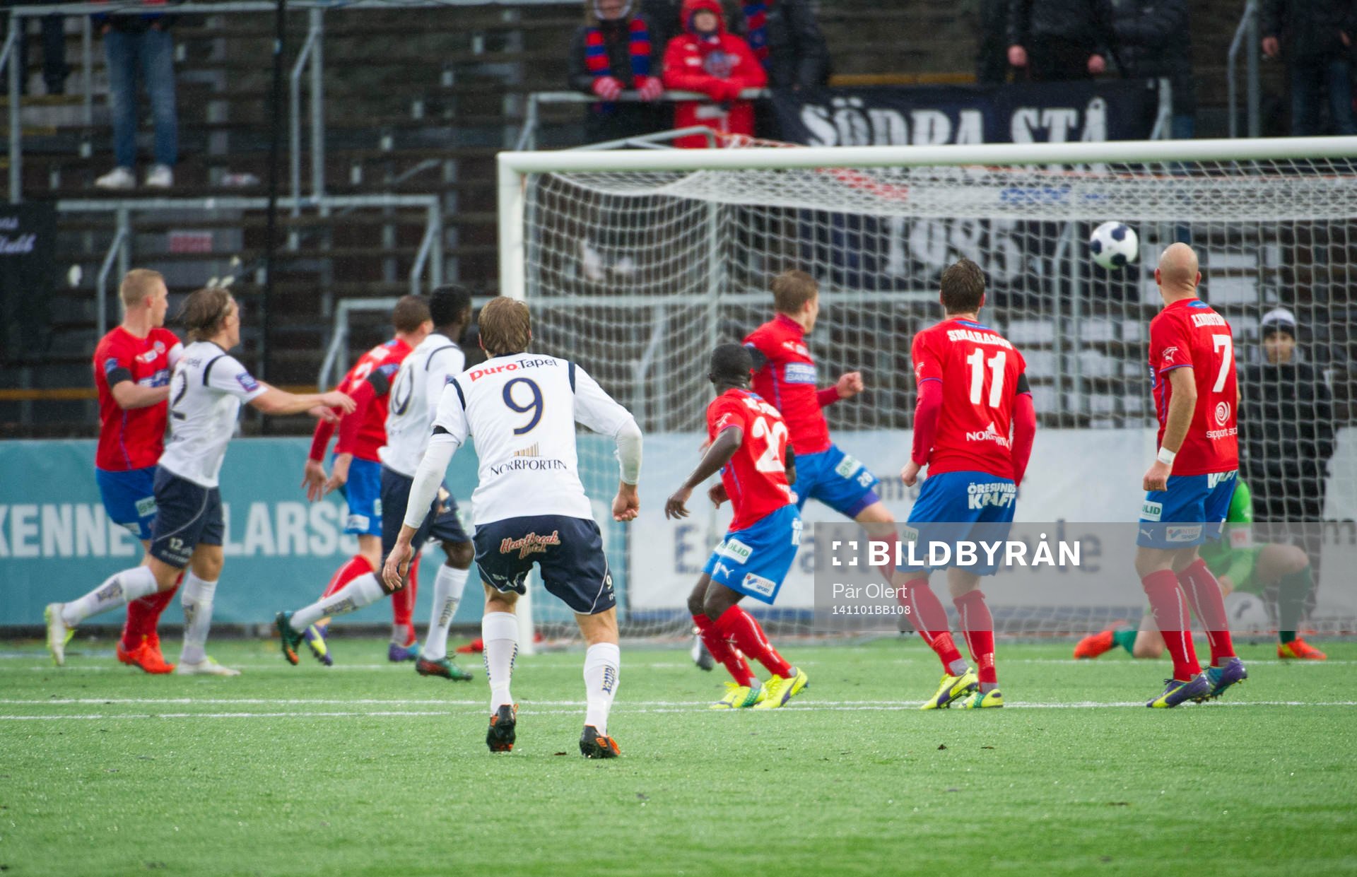Gefles Johan Oremo skjuter 1-1 målet på frispark