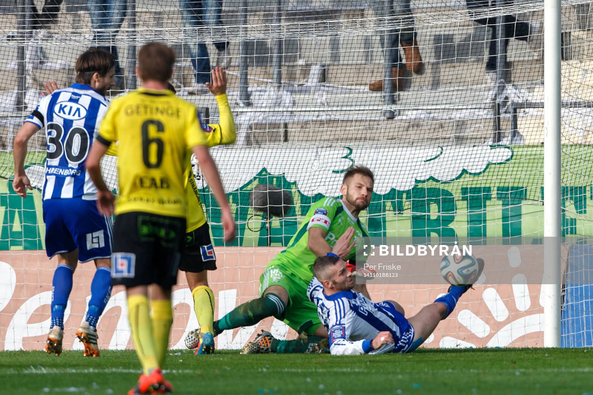IFK Göteborgs målvakt John Alvbåge och Kjetil Waehler