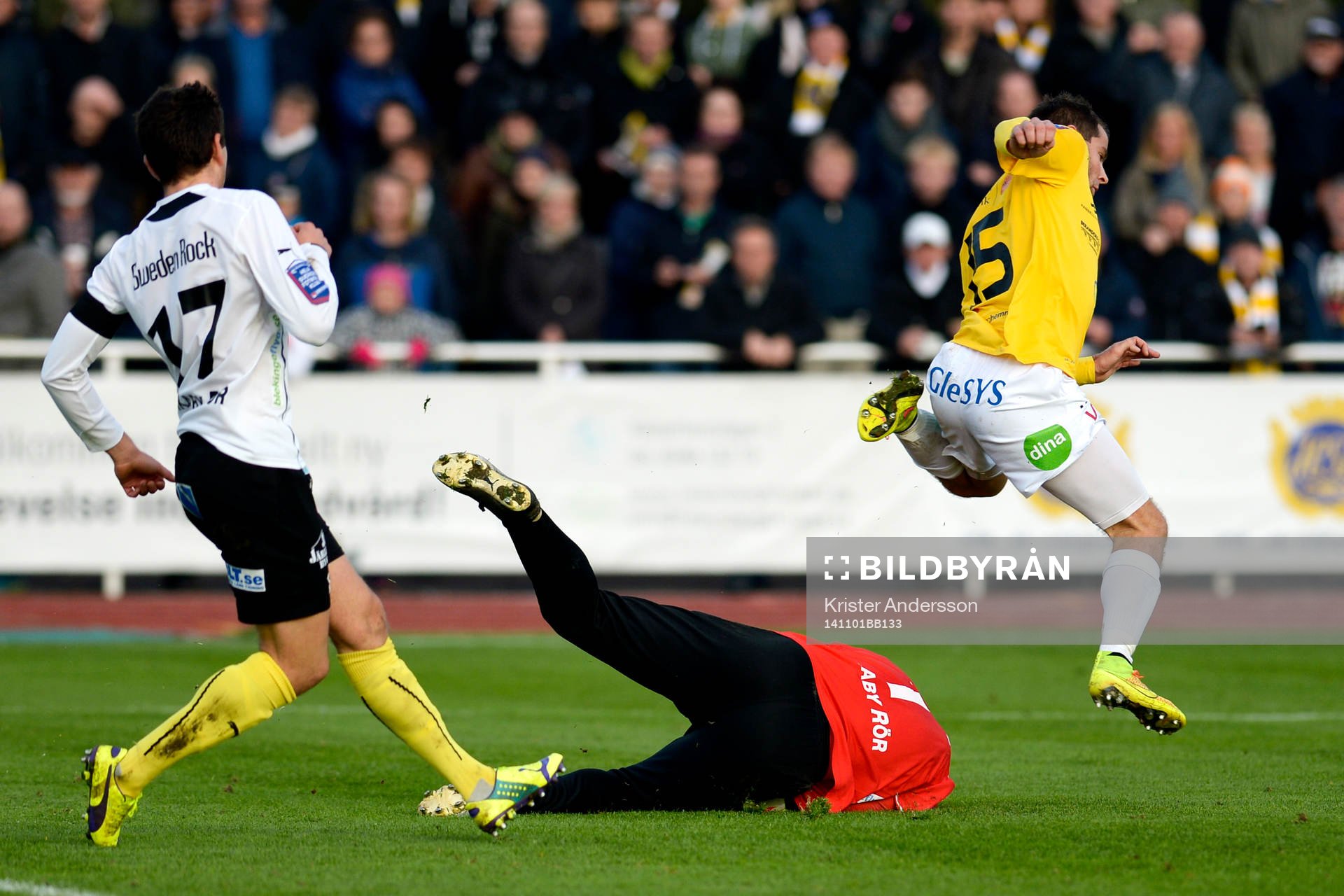 Mjällbys målvakt Mattias Asper räddar innan Falkenbergs Stefan Rodevåg hinner fram under fotbollsmatchen i Allsvenskan mellan Falkenberg och Mjällby den 1 november 2014 i Falkenberg.