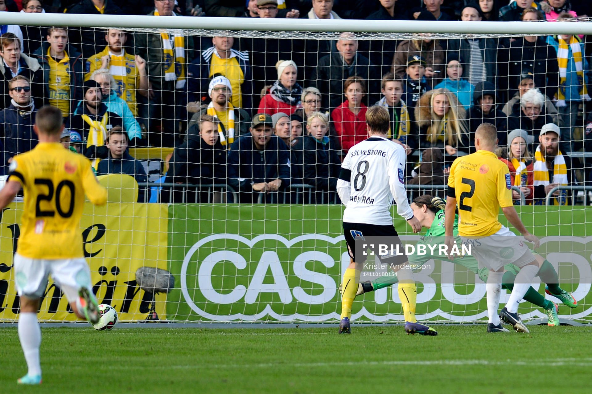 Mjällbys Joel Enarsson (ej i bild) gör 1-1