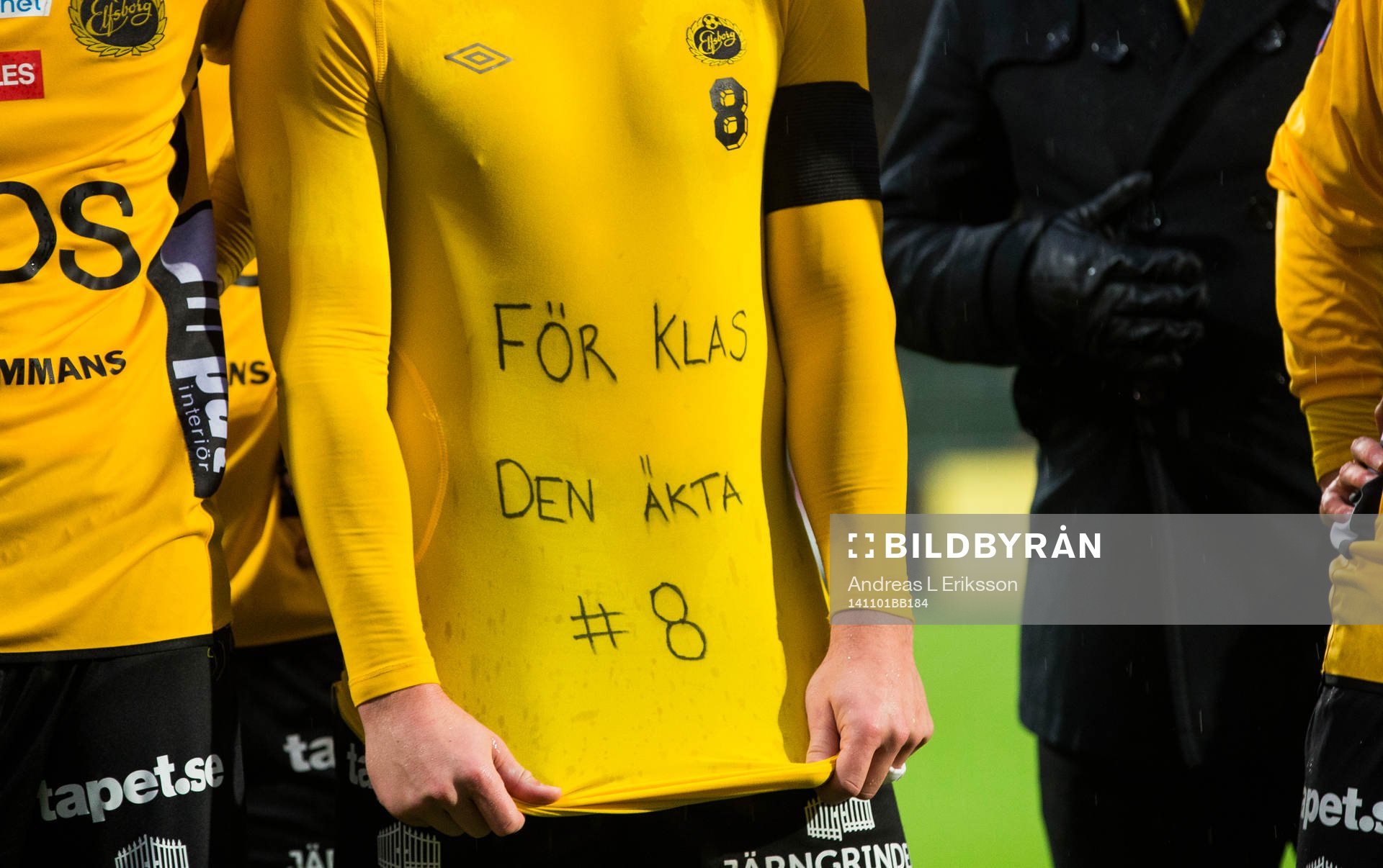 Elfsborgs Anders Svensson visar upp sin undertröja med texten För Klas den äkta #8 efter fotbollsmatchen i Allsvenskan mellan Brommapojkarna och Elfsborg den 1 november 2014 i Stockholm.
