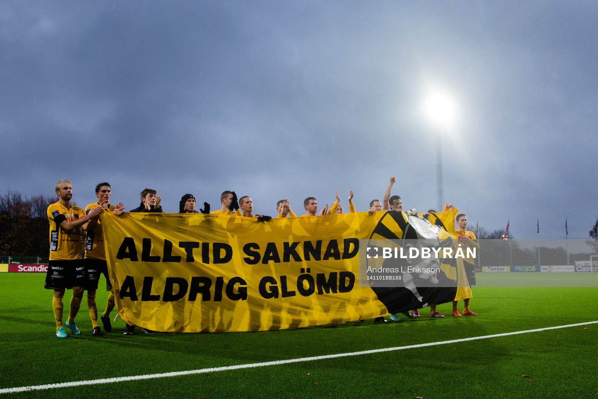 Elfsborgs spelare hyllar Klas Ingesson med en banderoll