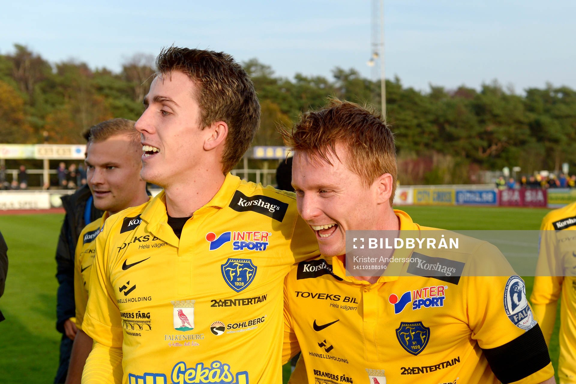 Falkenbergs David Svenssonoch Adam Eriksson  jublar