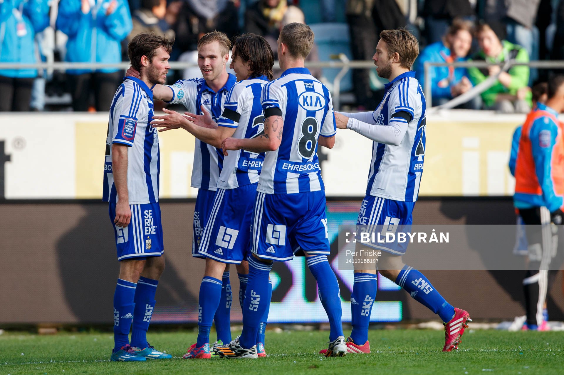IFK Göteborgs Emil Salomonsson (v) gratuleras av