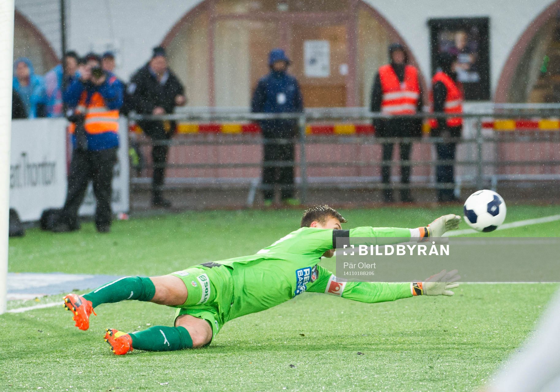Helsingborgs målvakt Andreas Linde räddar