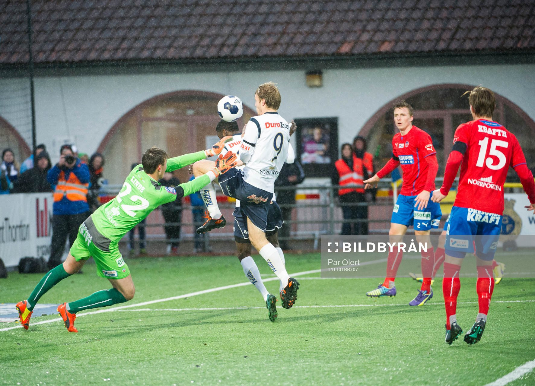 Helsingborgs målvakt Andreas Linde räddar målchans för