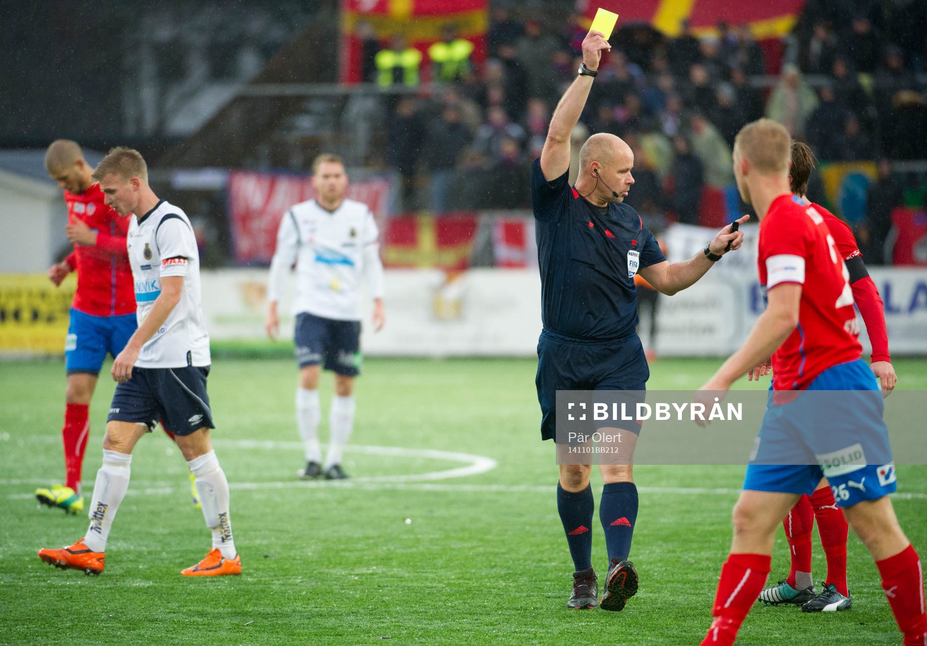 Domaren Martin Hansson ger gult kort