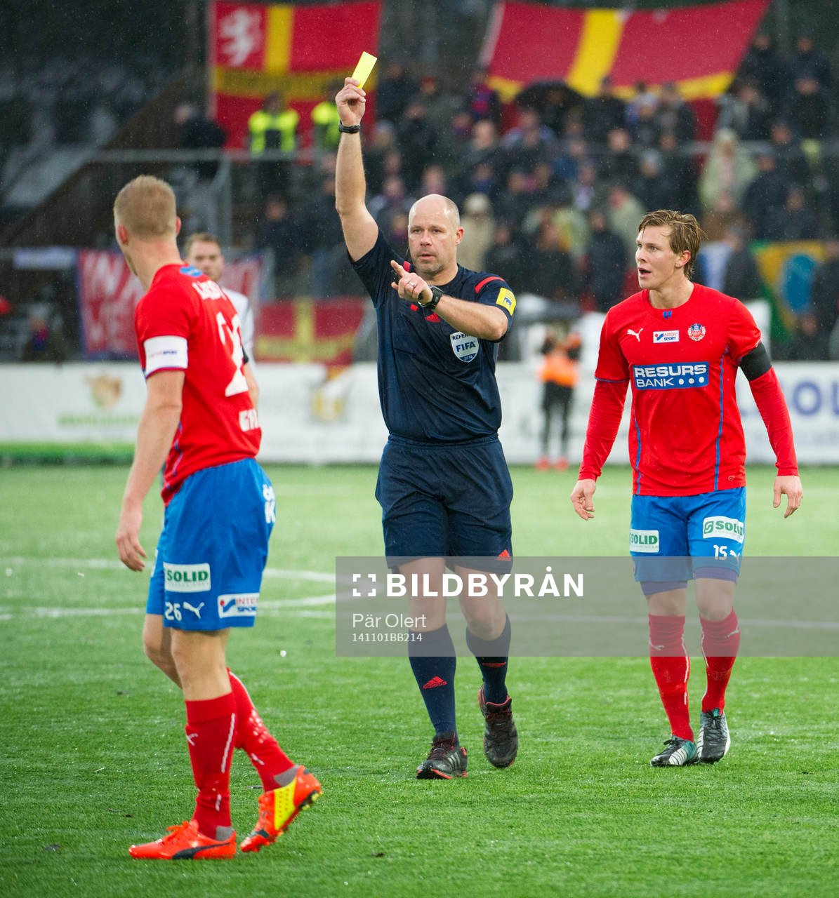domaren Martin Hansson ger gult kort åt Helsingborgs Peter