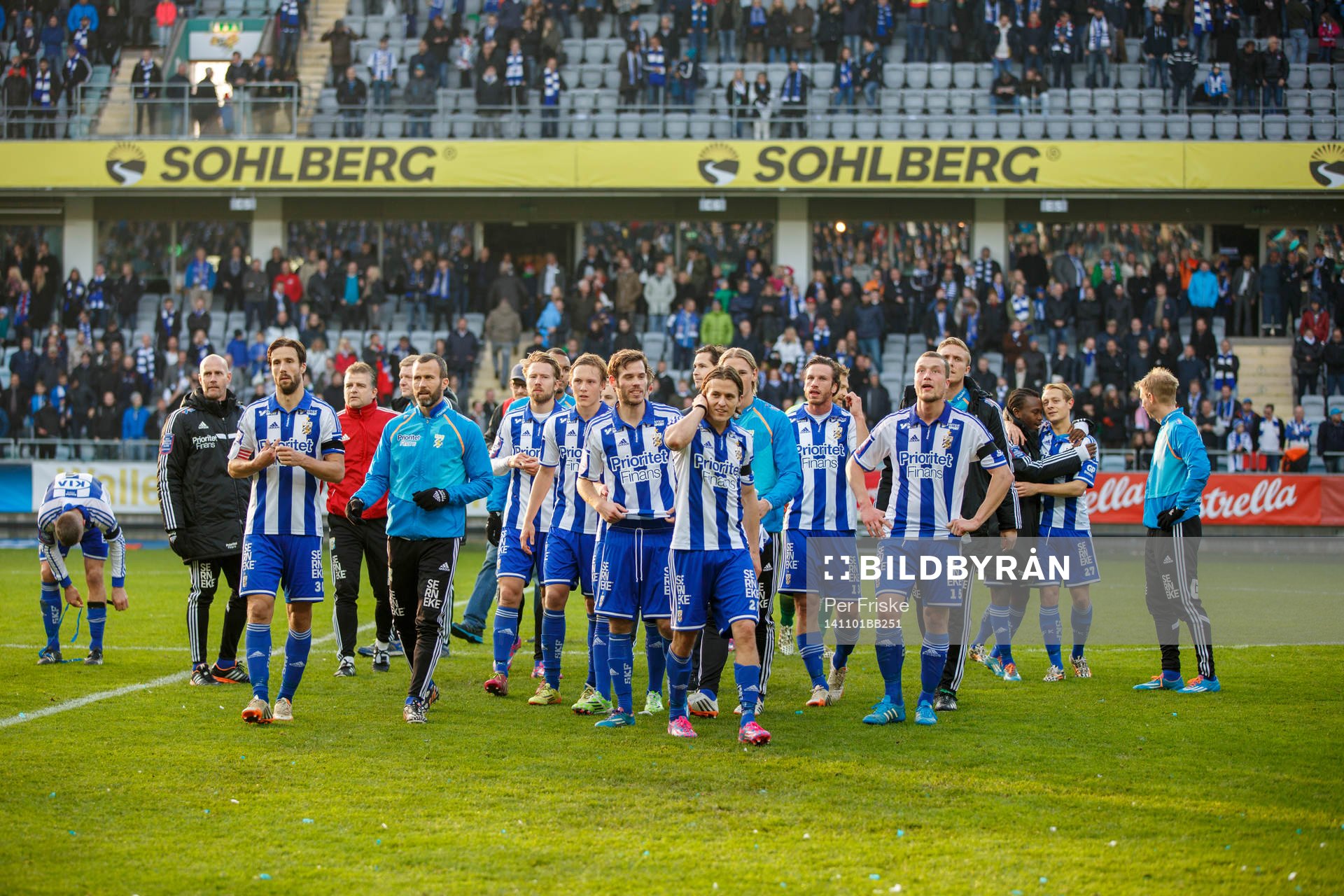 IFK Göteborgs spelare tackar publiken efter slutsignalen i fotbollsmatchen i Allsvenskan mellan IFK Göteborg och Halmstad den 1 november 2014 i Göteborg.