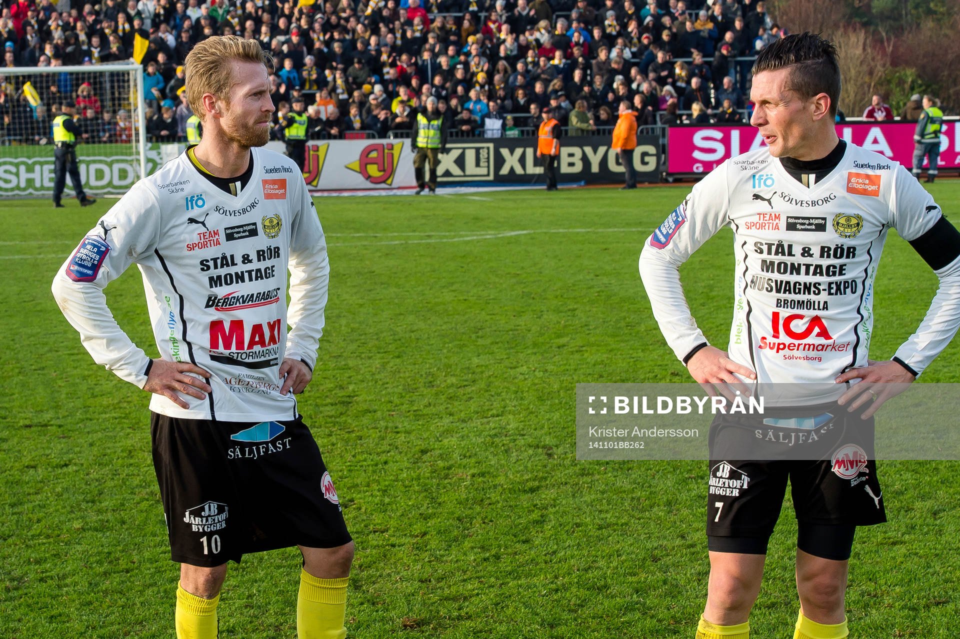 Mjällbys Christian Wilhelmsson och Kristian Haynes deppar