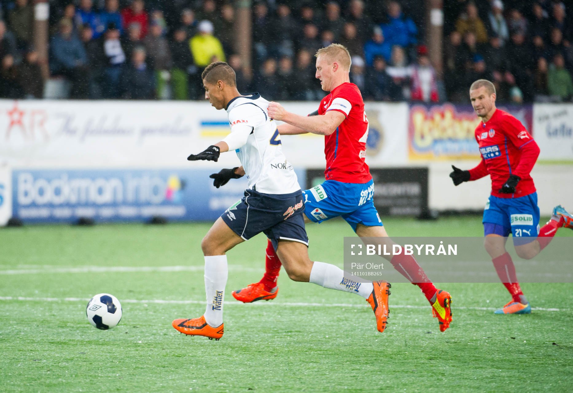 Gefles Emil Bellander jagas av Helsingborgs Peter Larsson under fotbollsmatchen i Allsvenskan mellan Gefle och Helsingborg den 1 November 2014 i Gävle.
