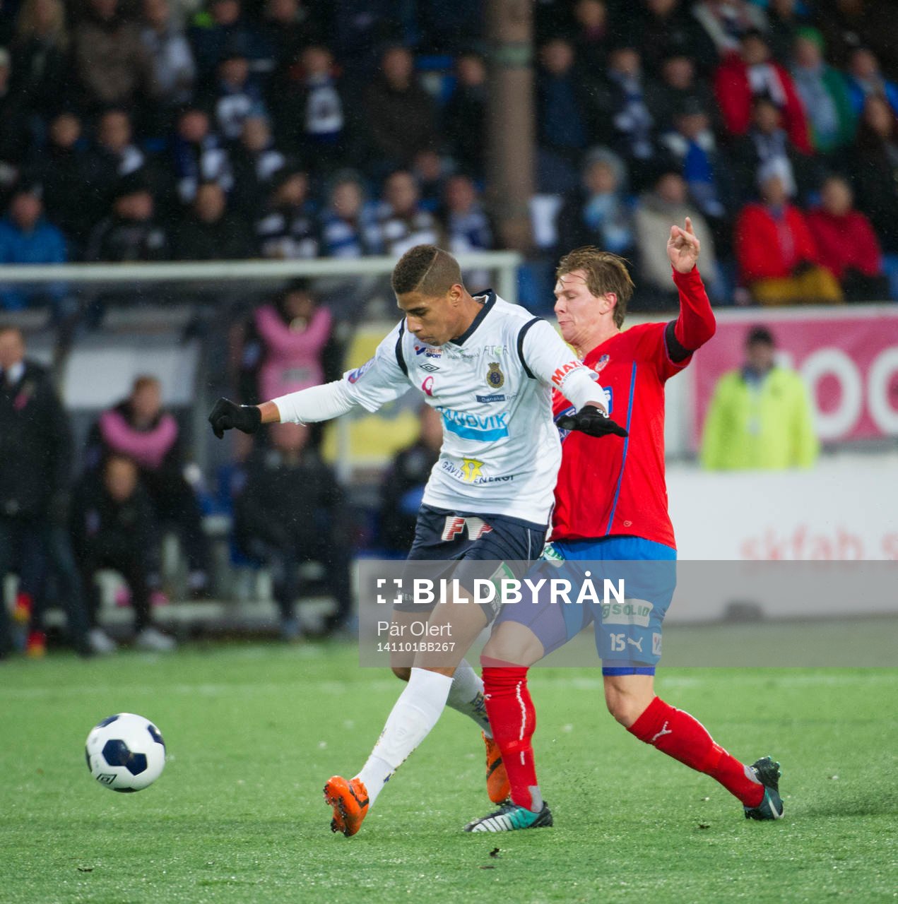 Gefles Emil Bellander i närkamp med Helsingborgs Emil Krafth under fotbollsmatchen i Allsvenskan mellan Gefle och Helsingborg den 1 November 2014 i Gävle.