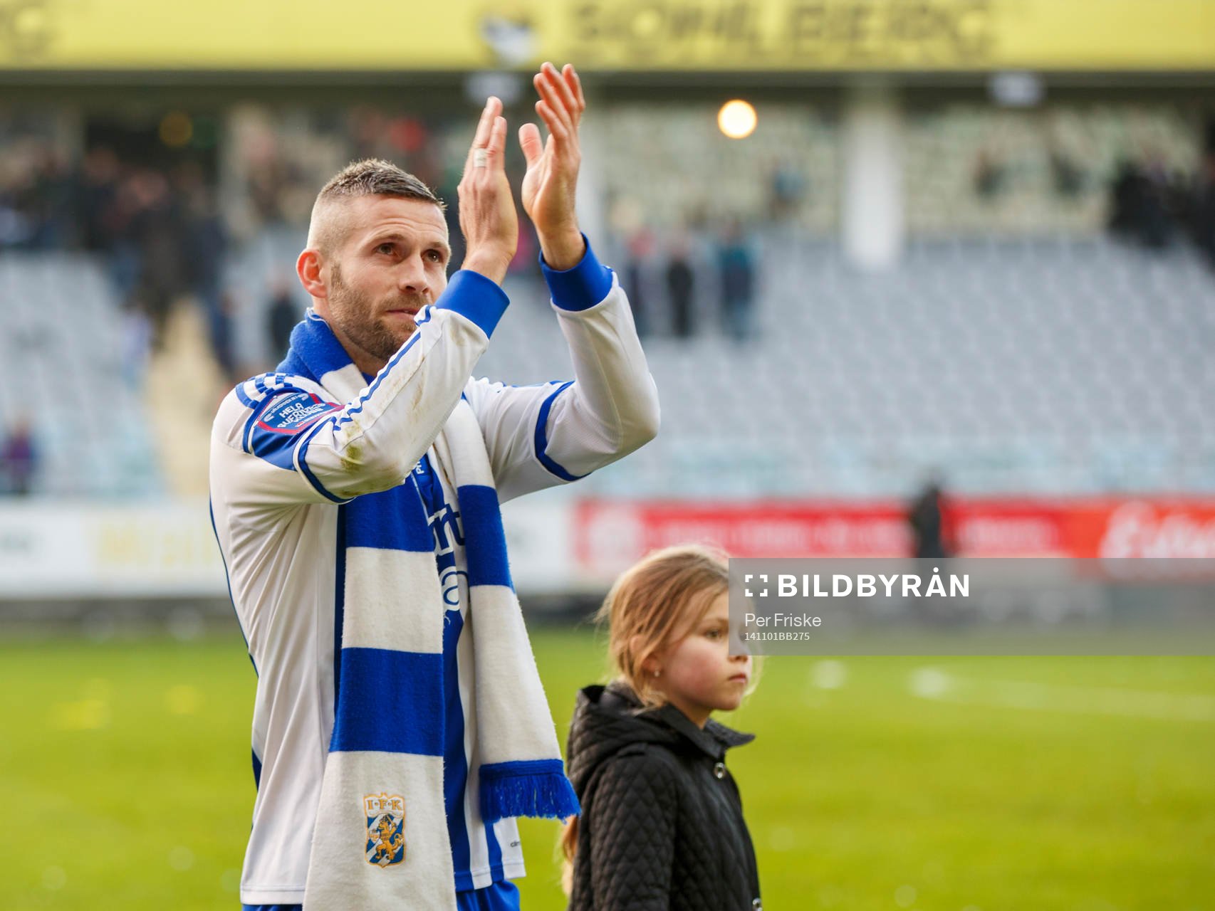 IFK Göteborgs Kjetil Waehler tackar publiken
