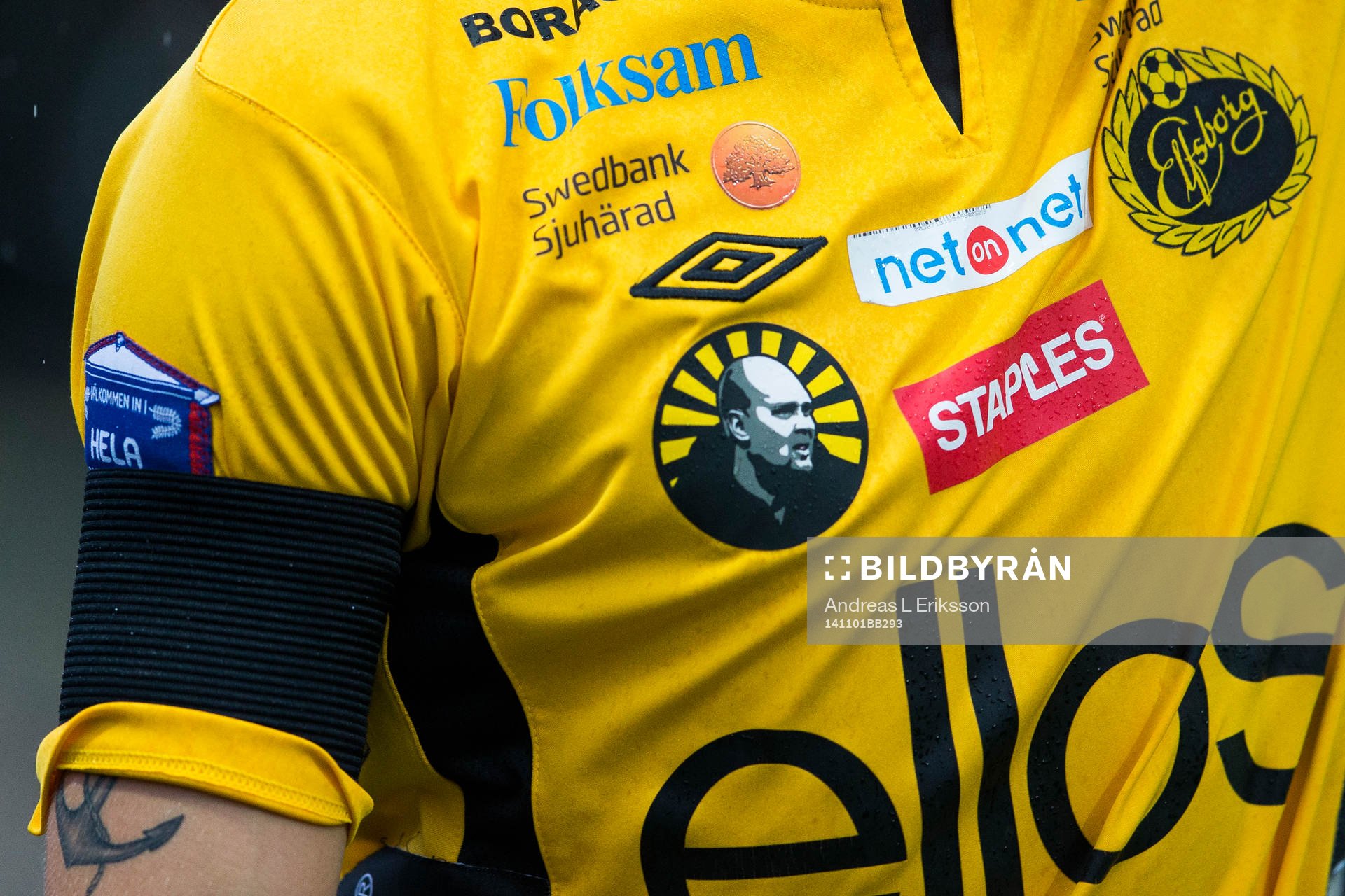 Elfsborgs spelare spelar med en bild av Klas Ingesson på