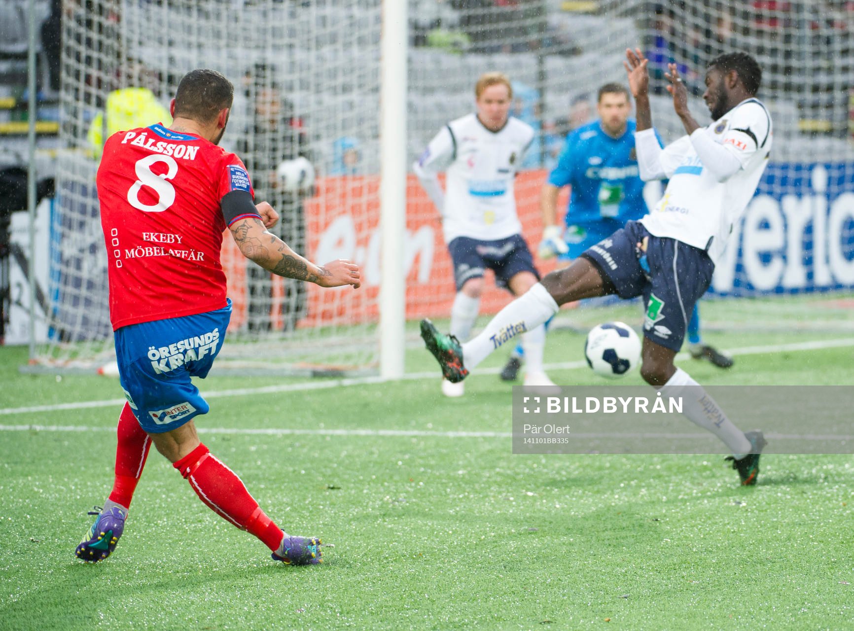 Helsingborgs Victor Palsson skjuter mot mål under fotbollsmatchen i Allsvenskan mellan Gefle och Helsingborg den 1 November 2014 i Gävle.