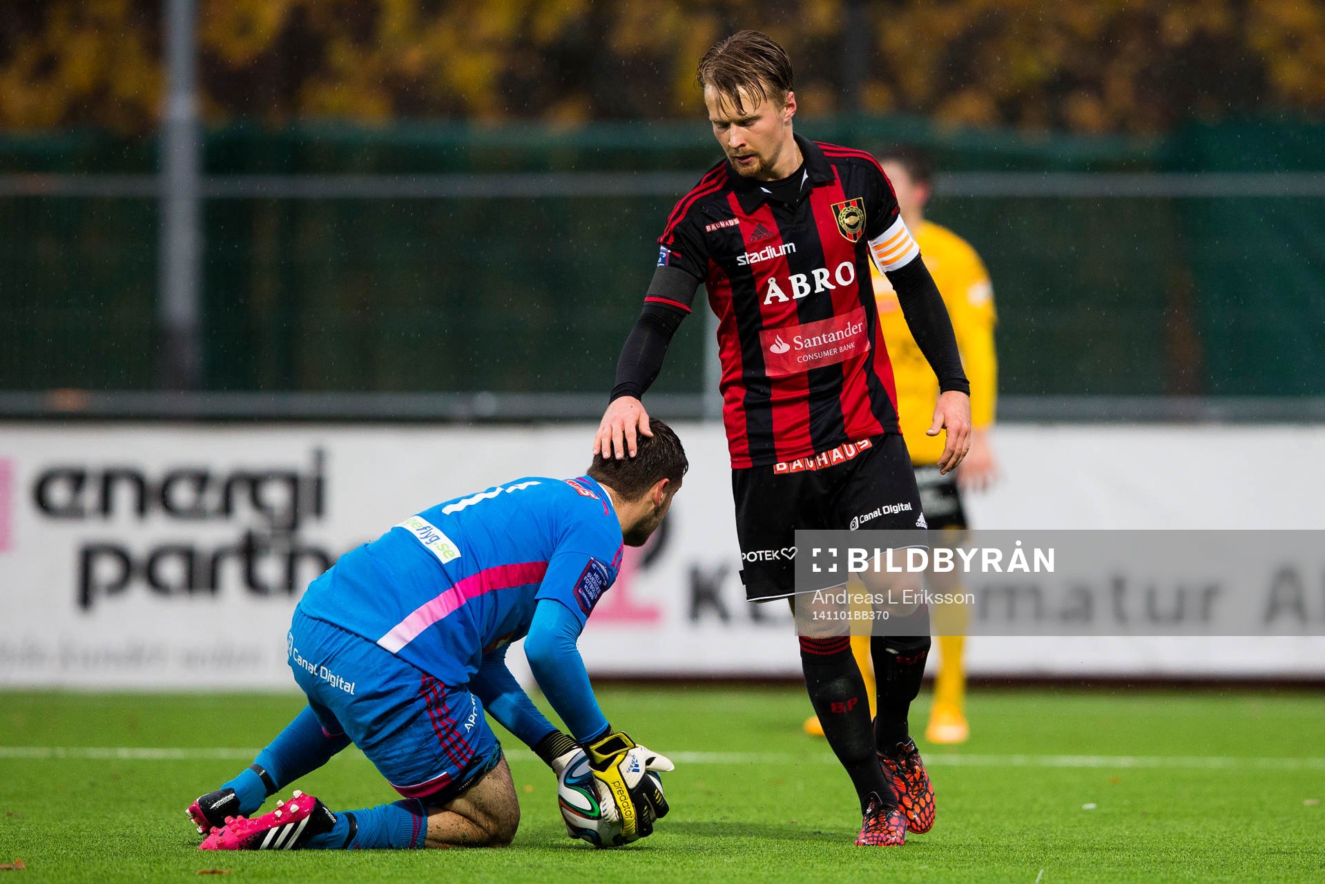 Brommapojkarnas Jacob Une Larsson klappar målvakt Davor