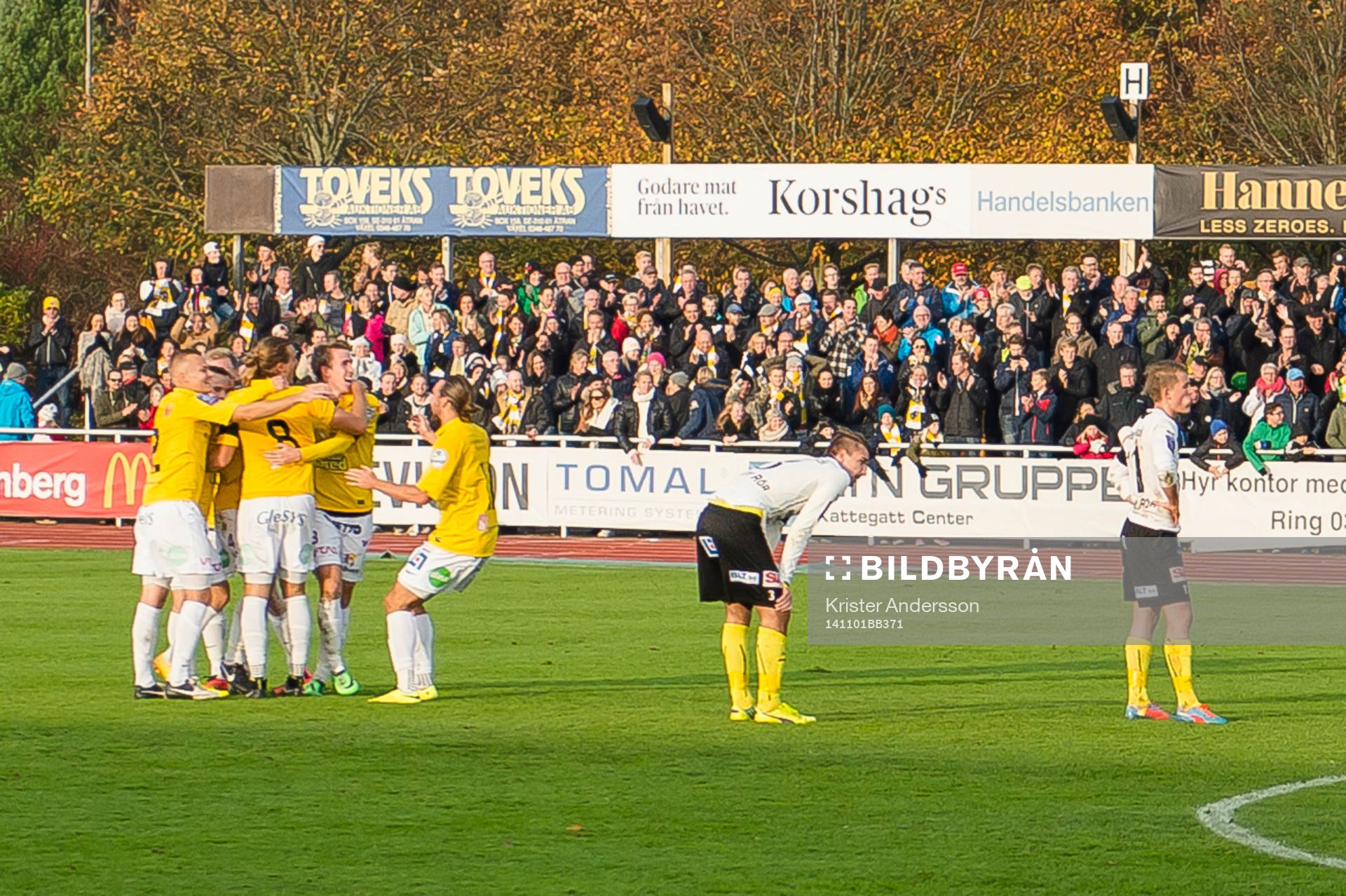 Falkenbergs spelare jublar och Mjällbys spelare deppar