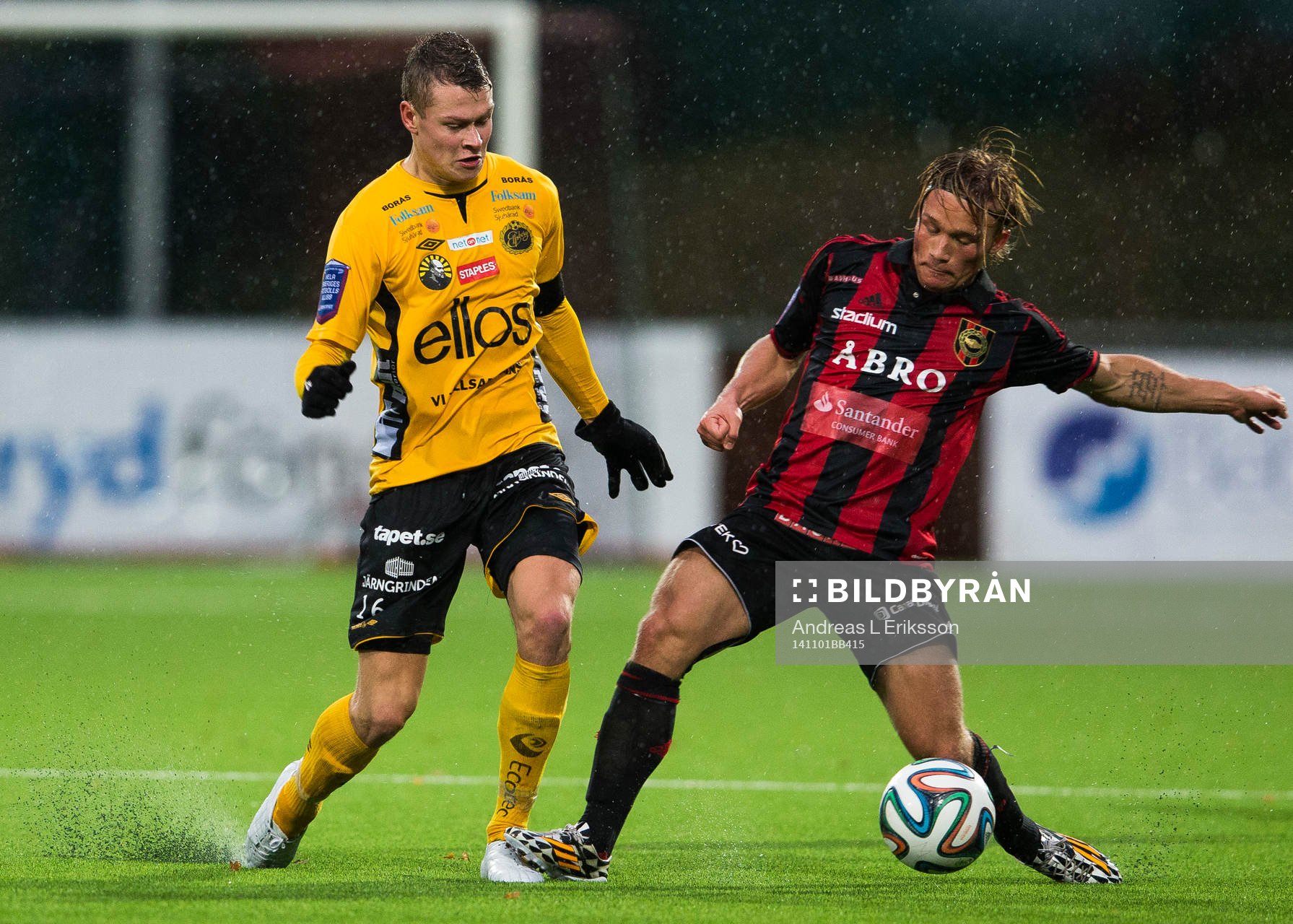 Elfsborgs Viktor Claesson i kamp om bollen med