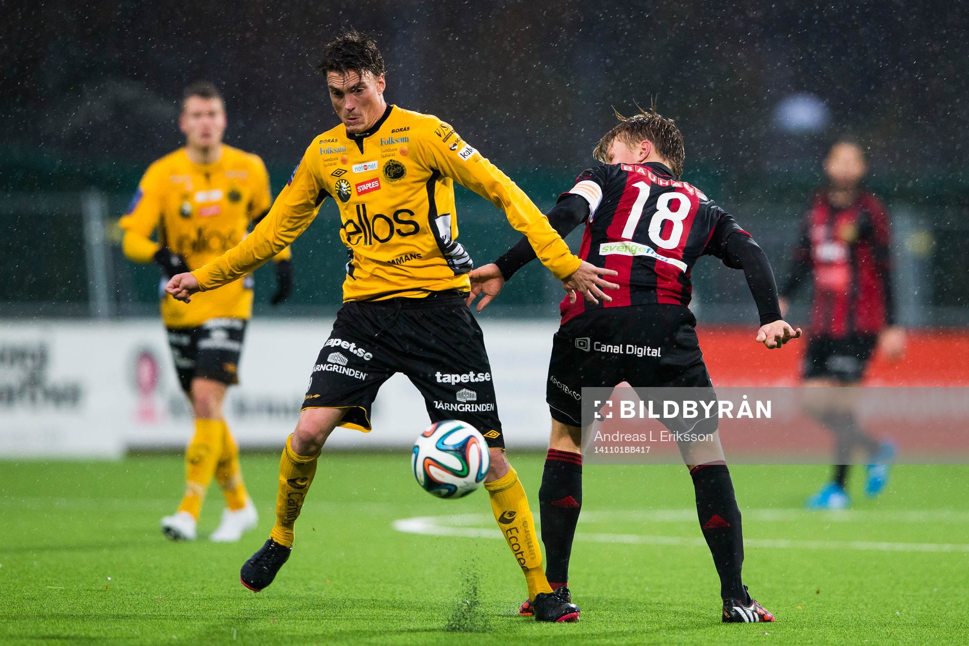 Elfsborgs Lasse Nilsson i kamp om bollen med