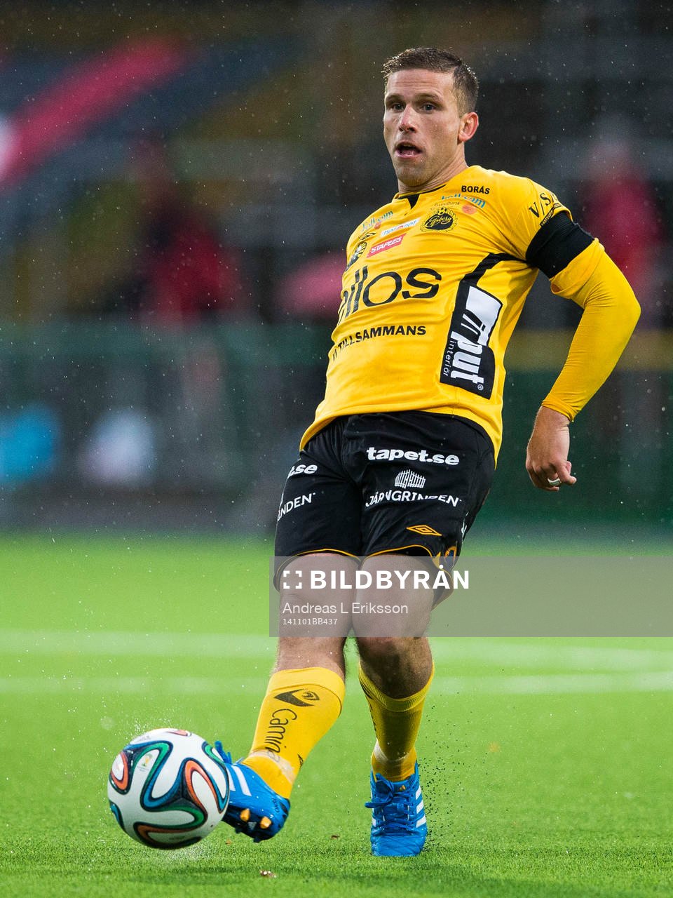Elfsborgs Anders Svensson med bollen under fotbollsmatchen i Allsvenskan mellan Brommapojkarna och Elfsborg den 1 november 2014 i Stockholm.