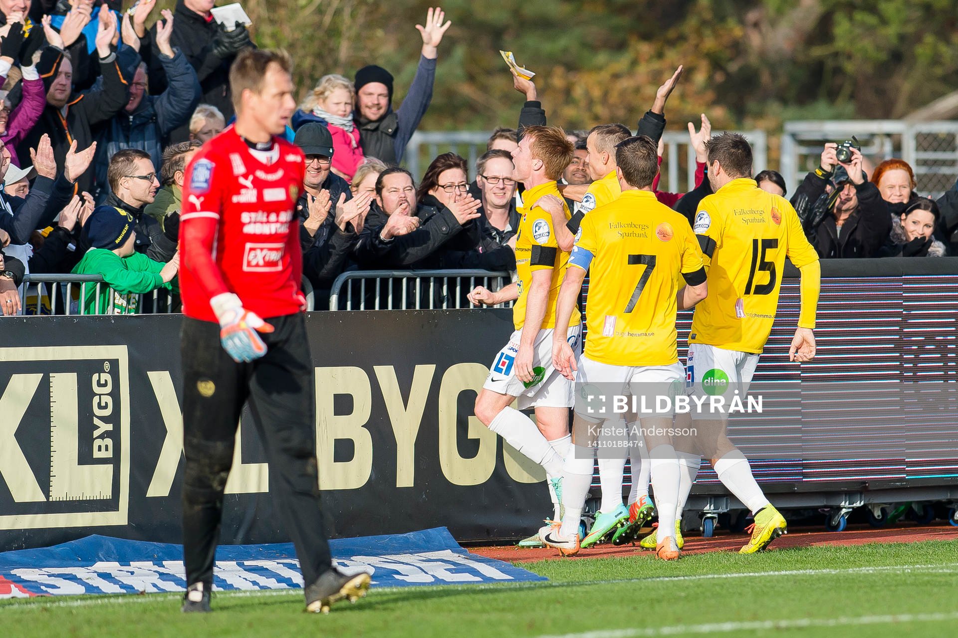 Falkenbergs Dan Keat (v) jublar