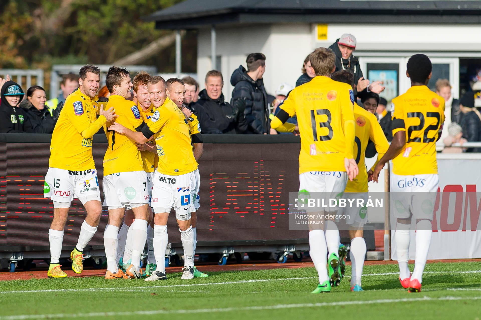 Falkenbergs Dan Keat har gjort 1-0 och jublar
