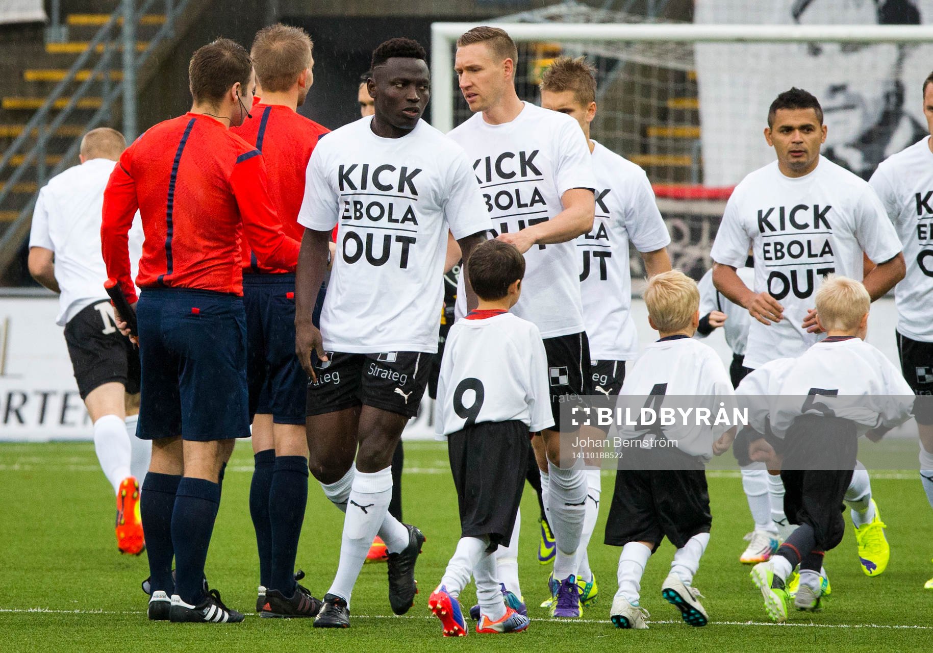 Örebros Alhassan Kamara med en t-shirt med texten KICK
