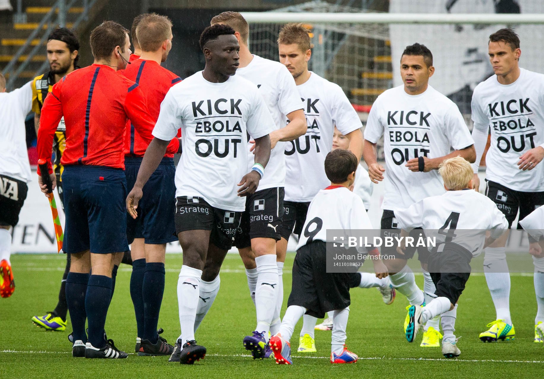 Örebros Alhassan Kamara med en t-shirt med texten KICK