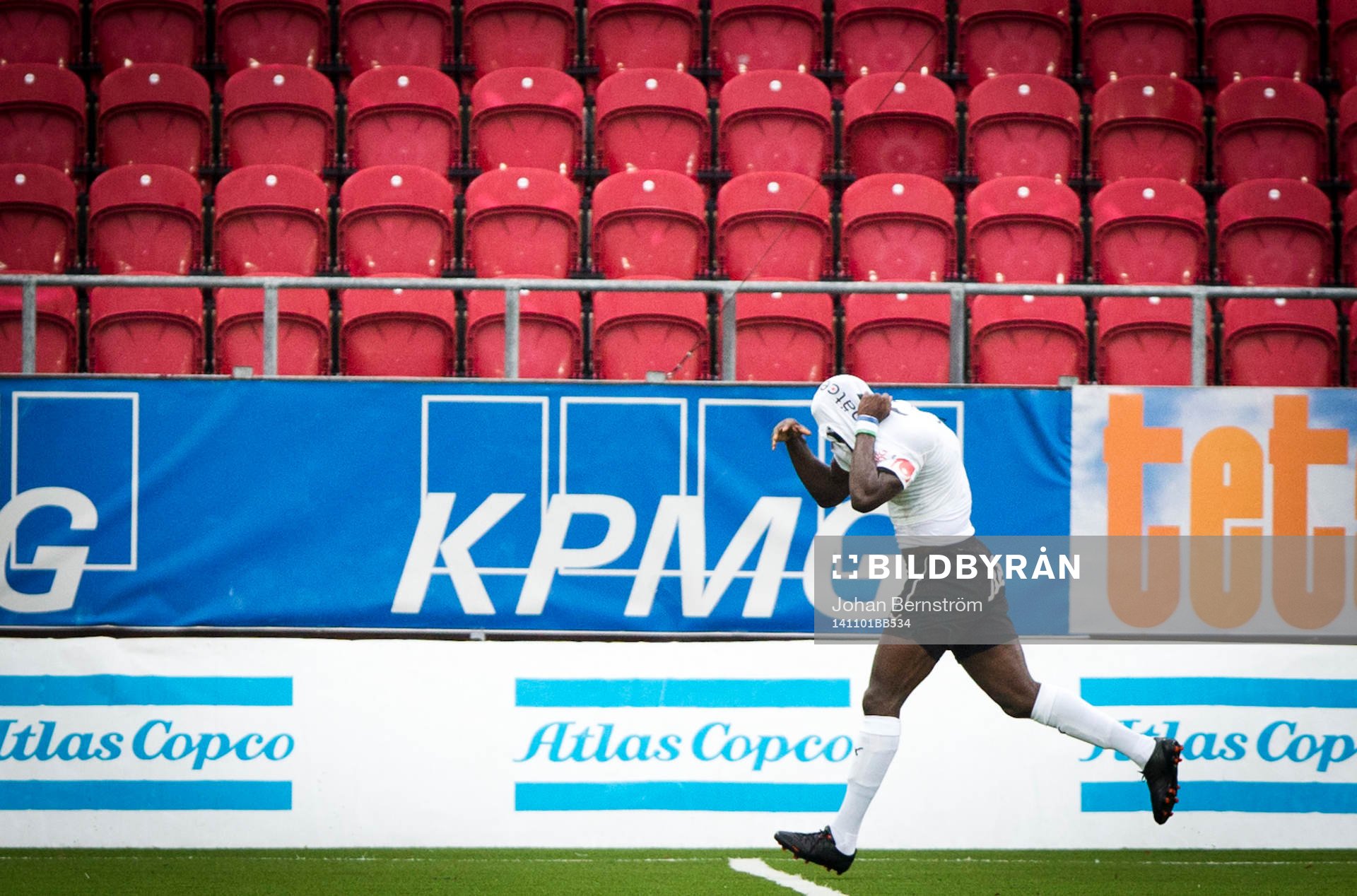 Örebros Alhassan Kamara tar av sig tröjan